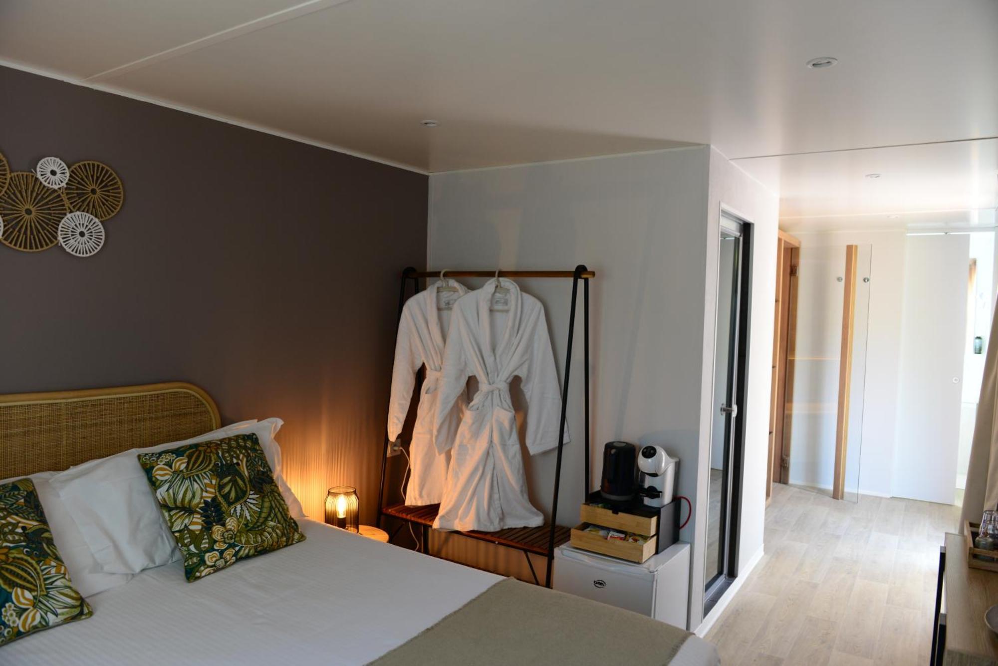 Queen Room with Spa Bath