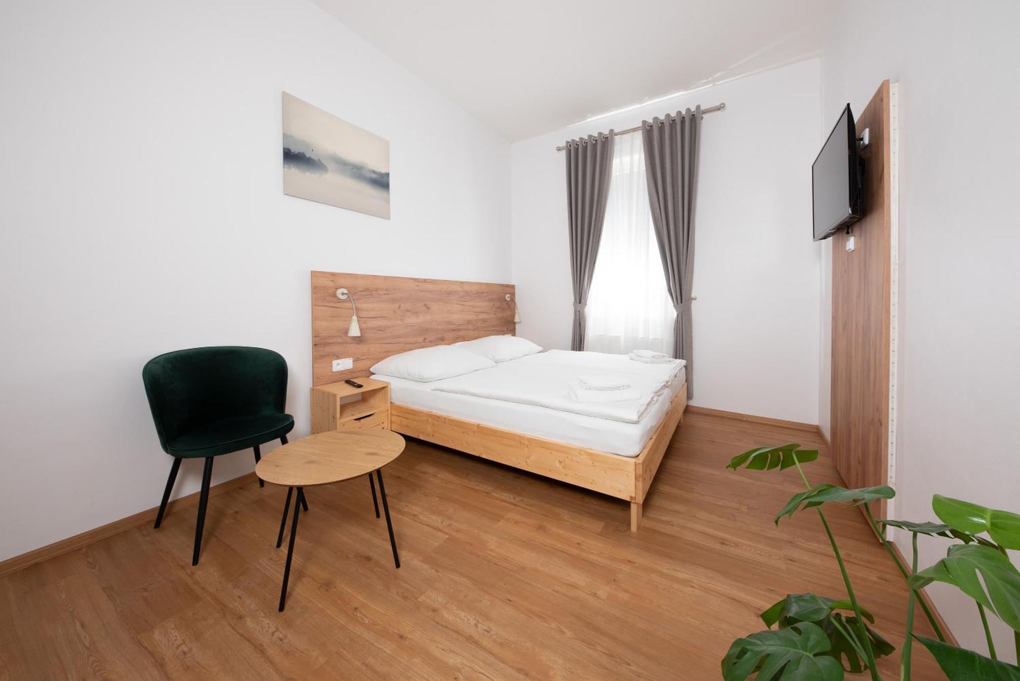Doppel-/Zweibettzimmer mit eigenem Bad