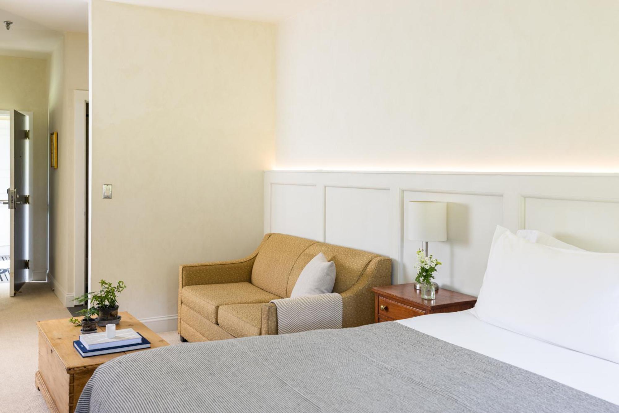 Deluxe King Room with Sofa Bed - Non-Smoking