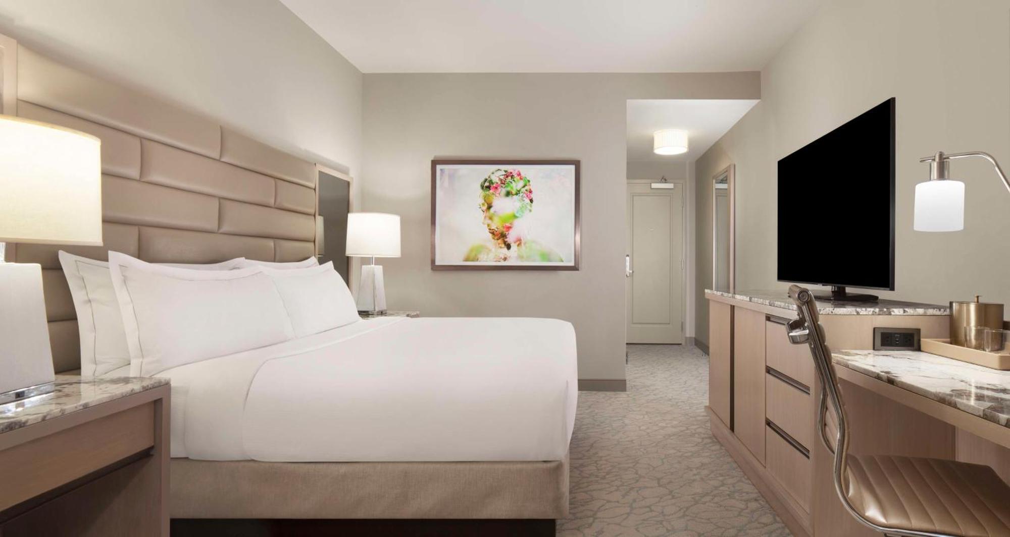 Deluxe Zimmer mit Kingsize-Bett und Stadtblick