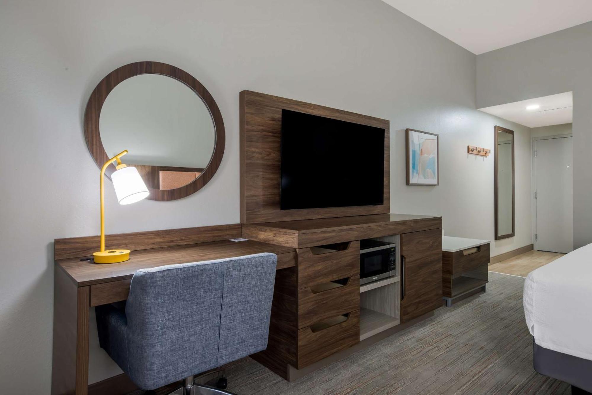 King Room with King Bed - Non-Smoking