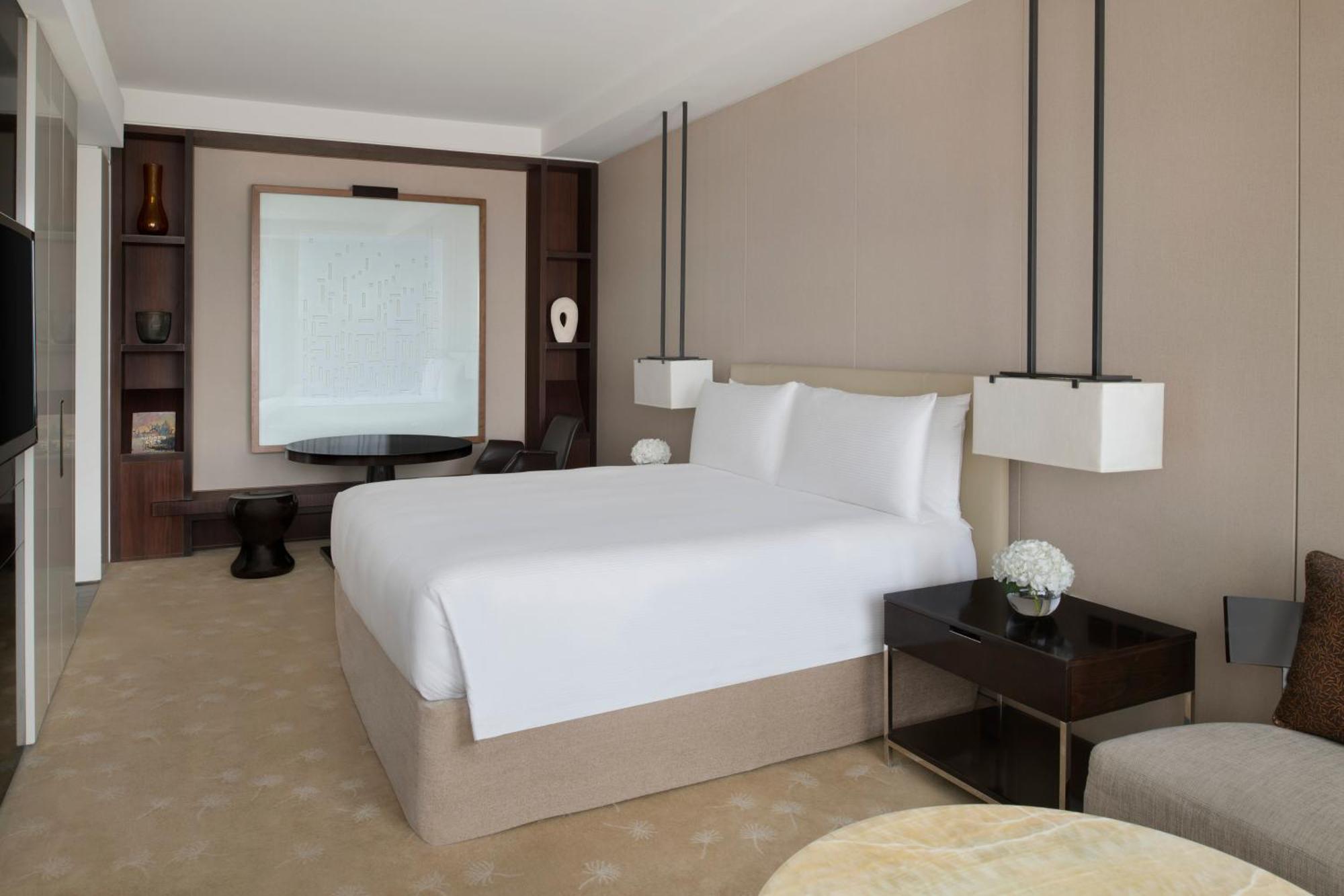 Habitación con cama extragrande y vistas al Burj Khalifa