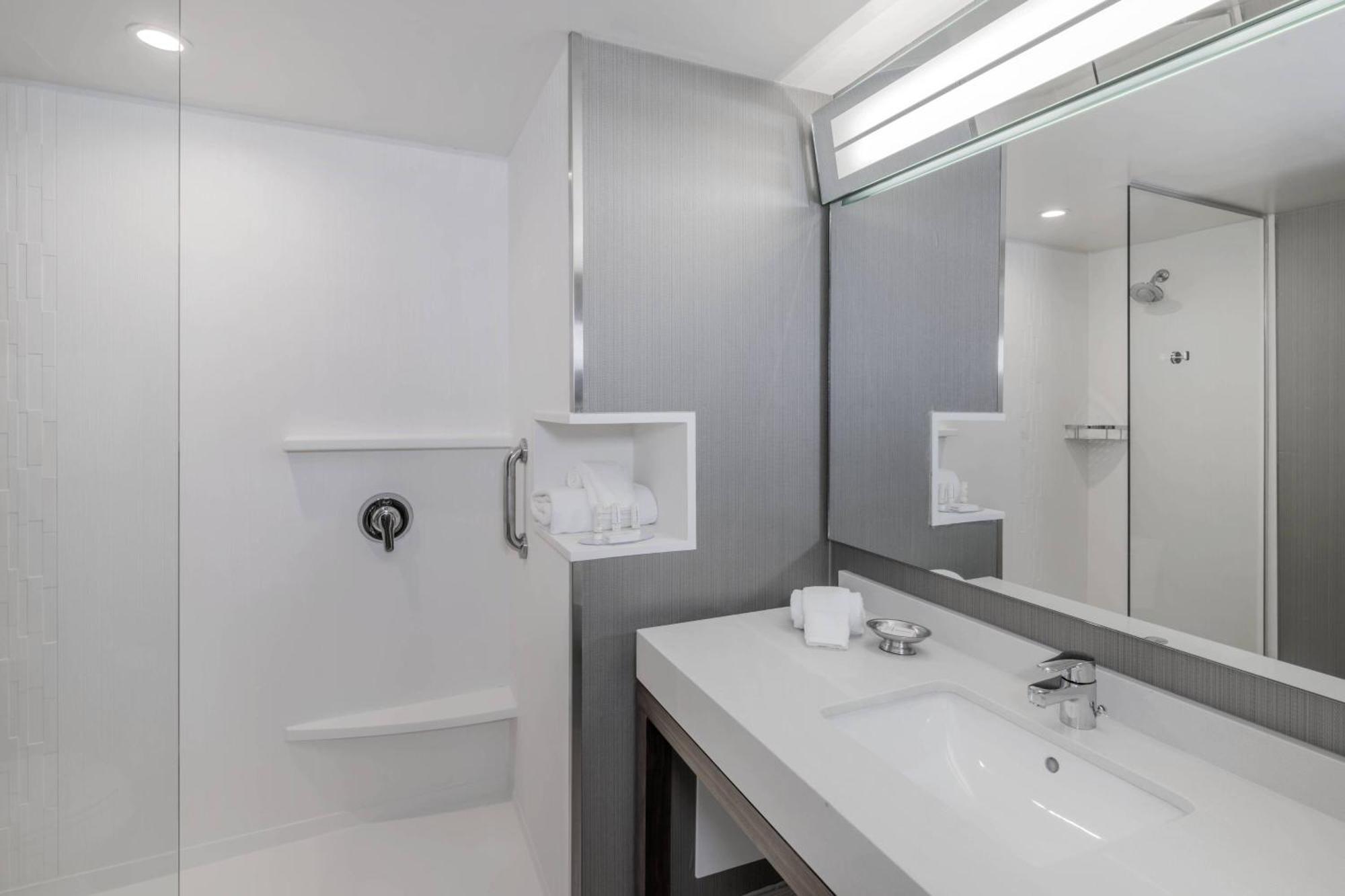 King Room with Roll-In Shower - Mobility Access/Hearing Accessible