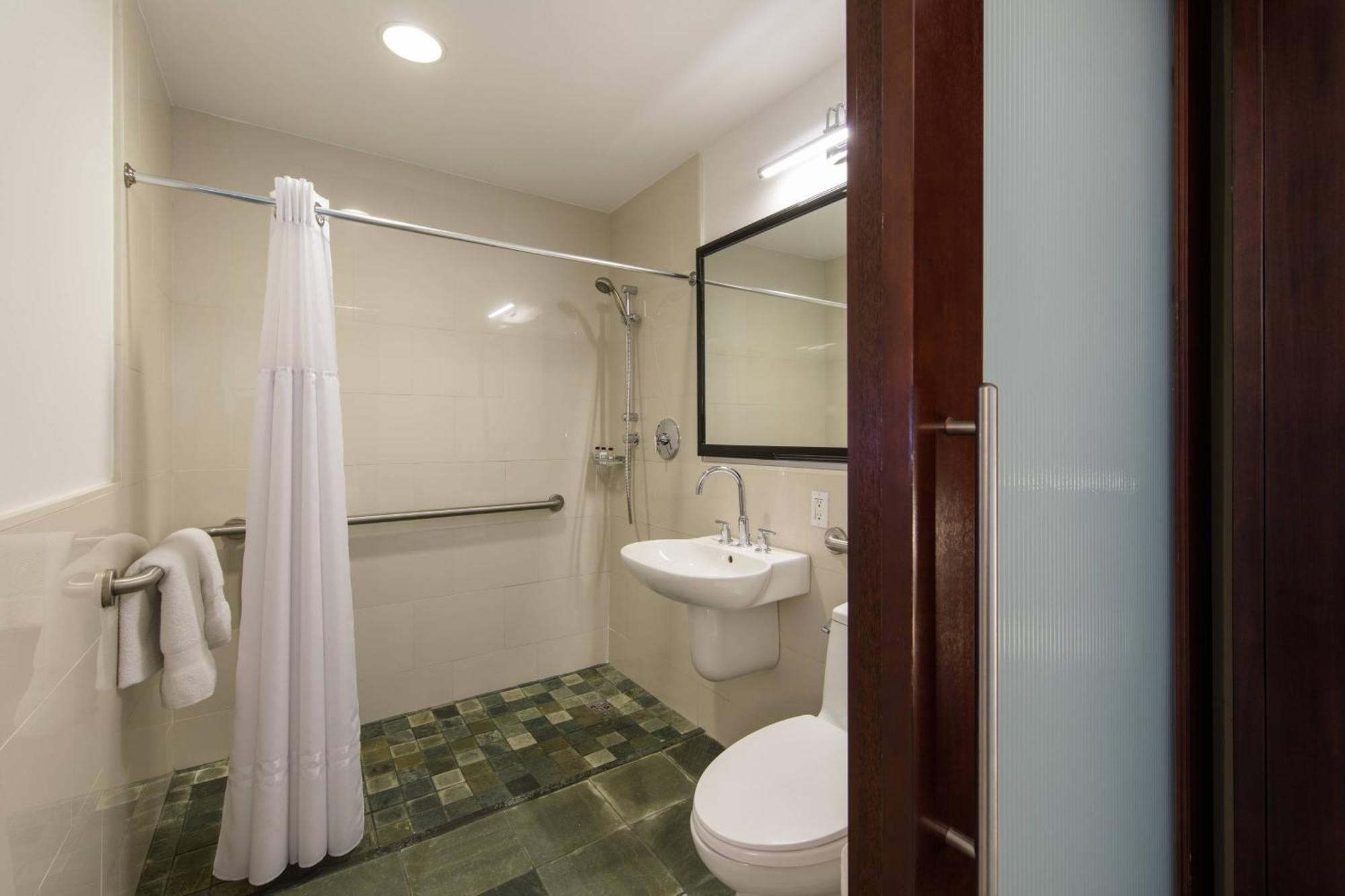 Habitación con cama grande