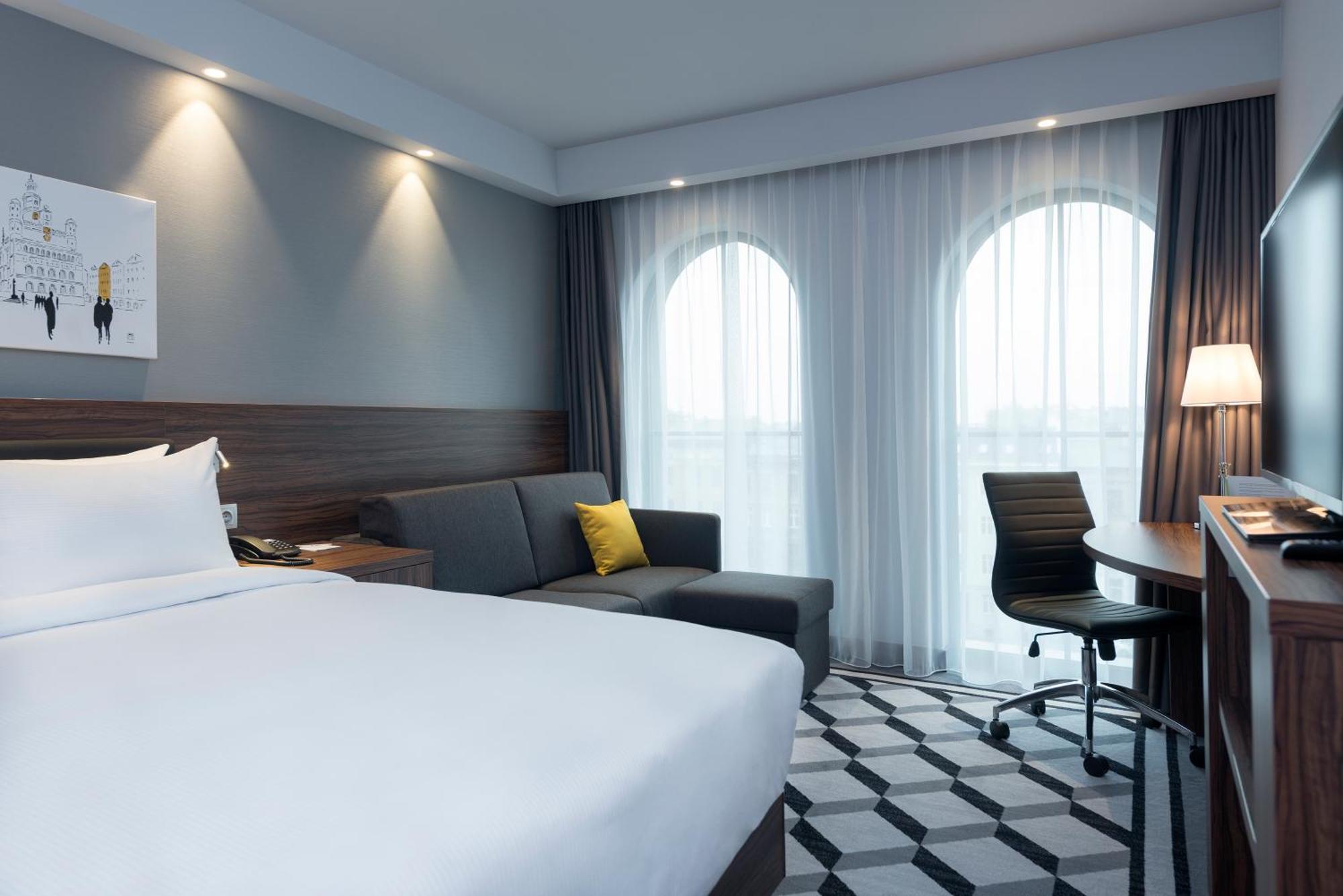 Onderling Verbonden Familiekamer met Queensize Bed en Uitzicht op de Stad