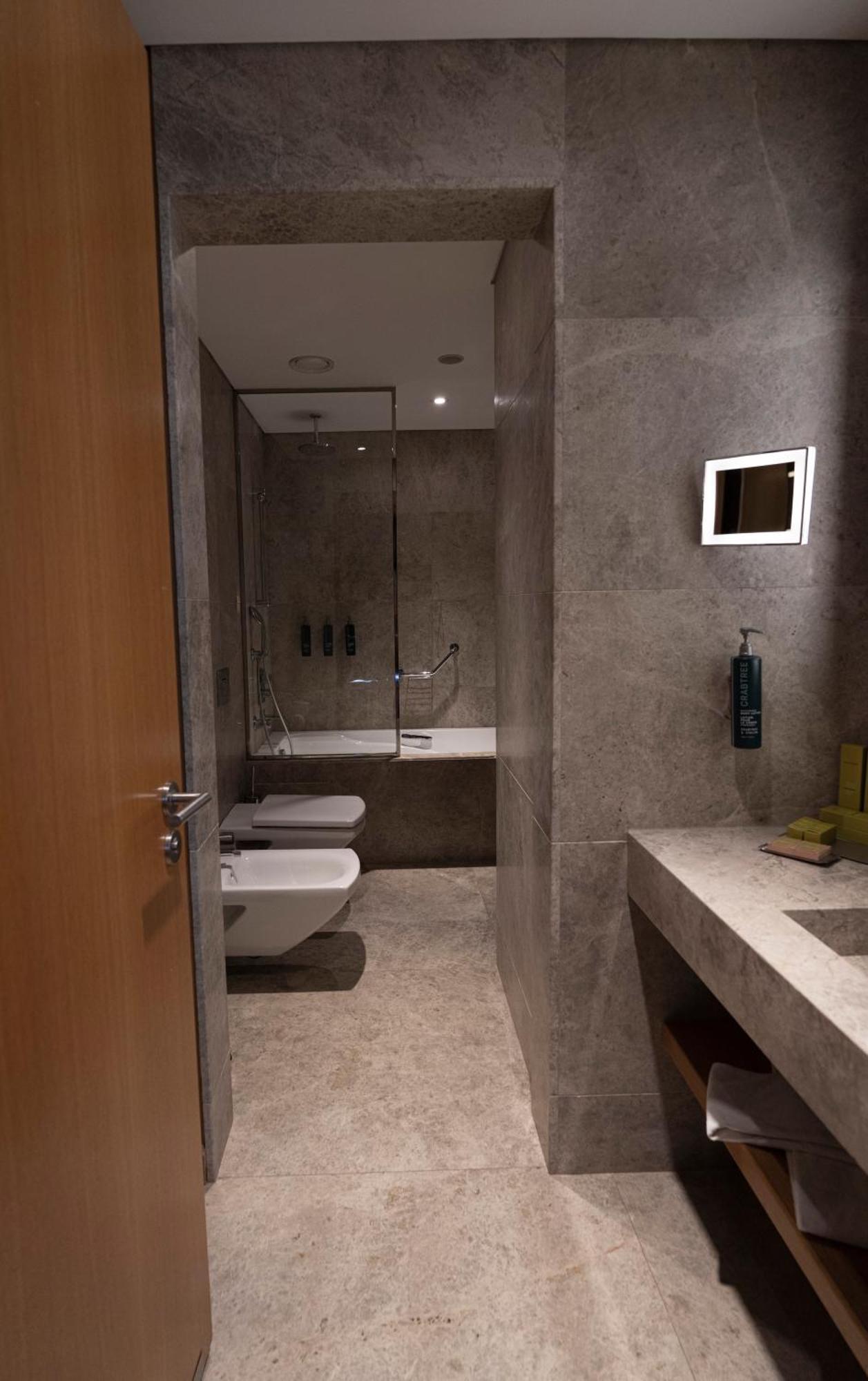 Premium King Room Lake View,1542167266:JPEG