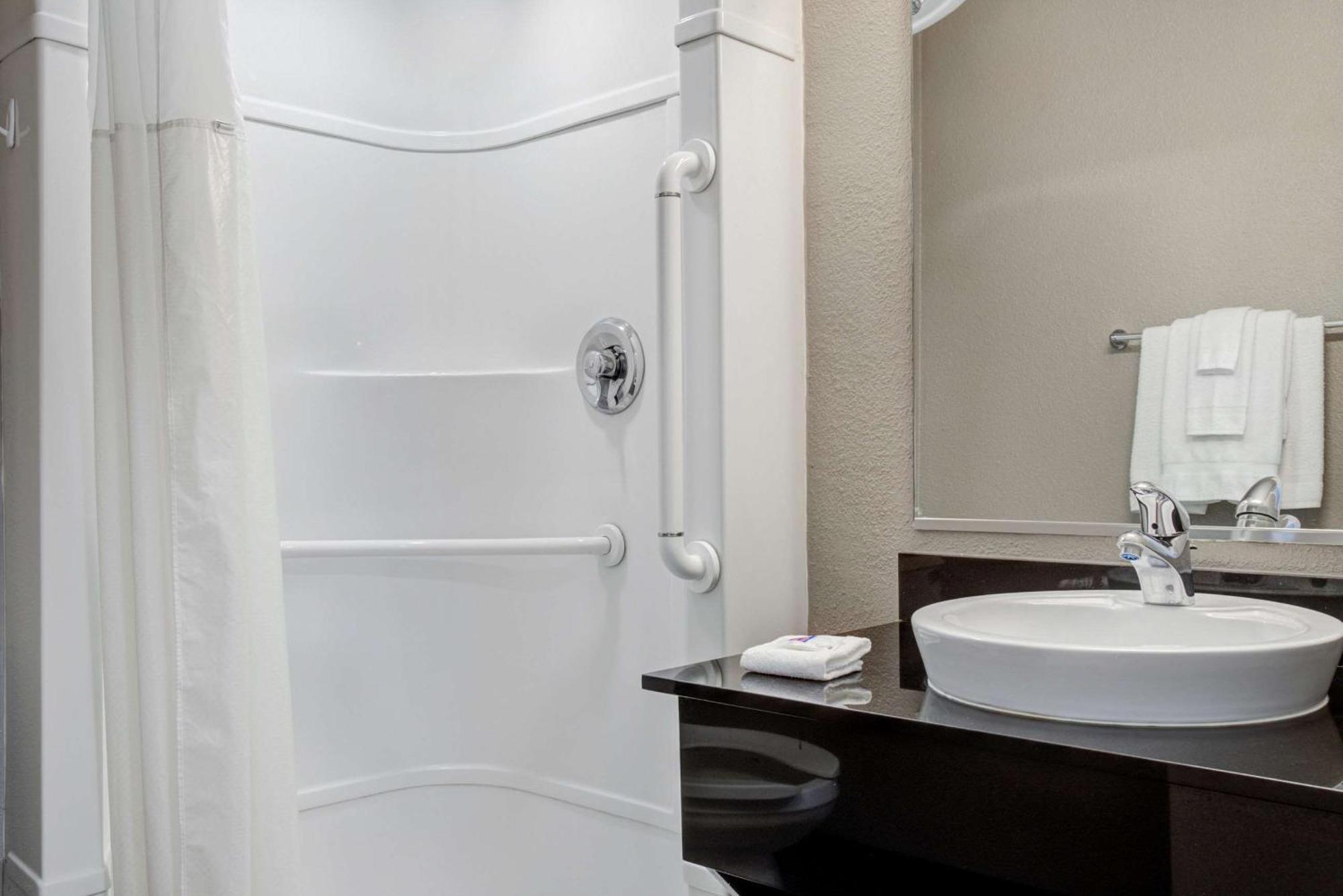 Deluxe Queen Room - Non-Smoking