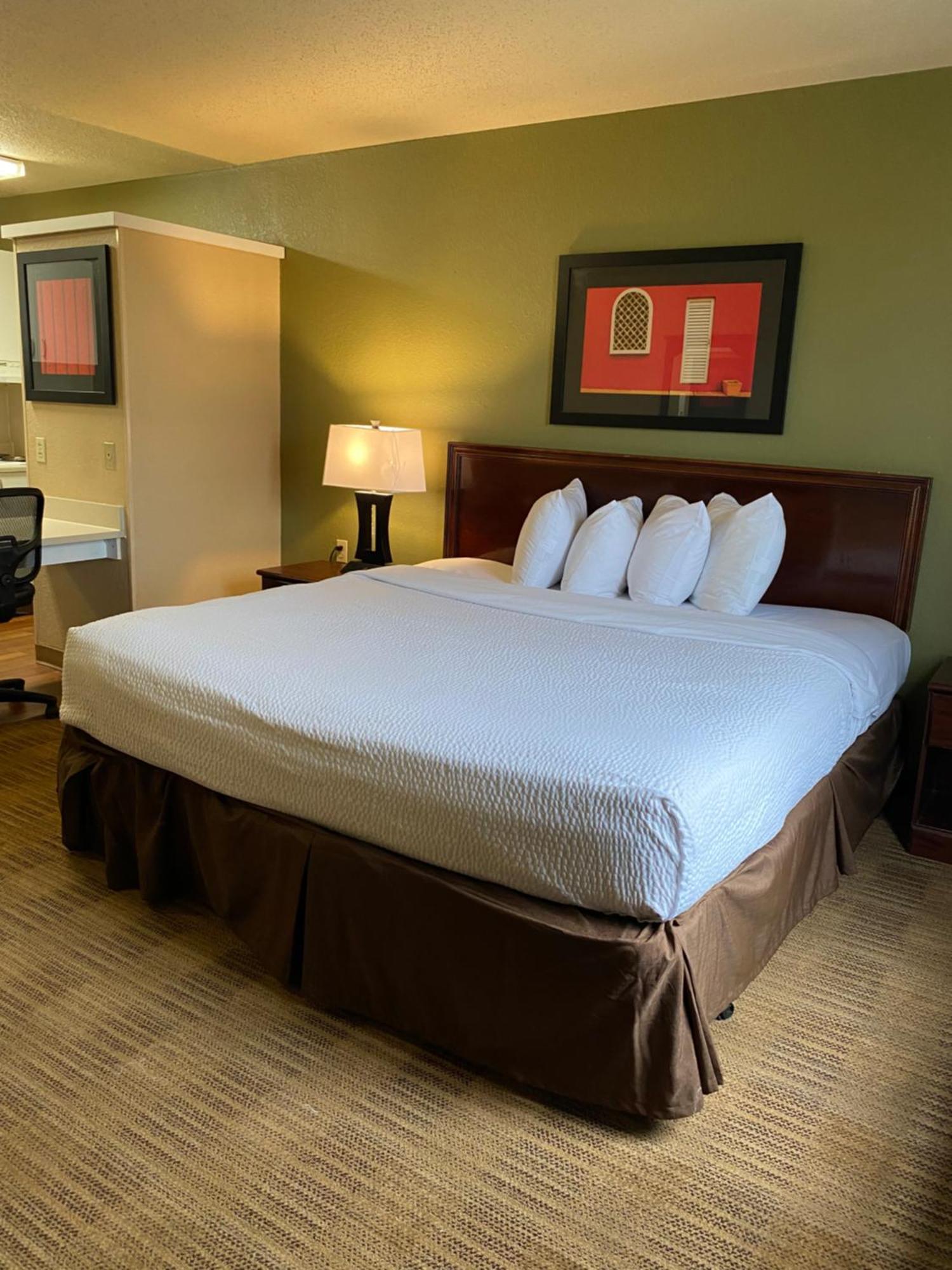 Efficiency Queen Room with Roll-In Shower - Disability Access/Non Smoking/Pet Friendly