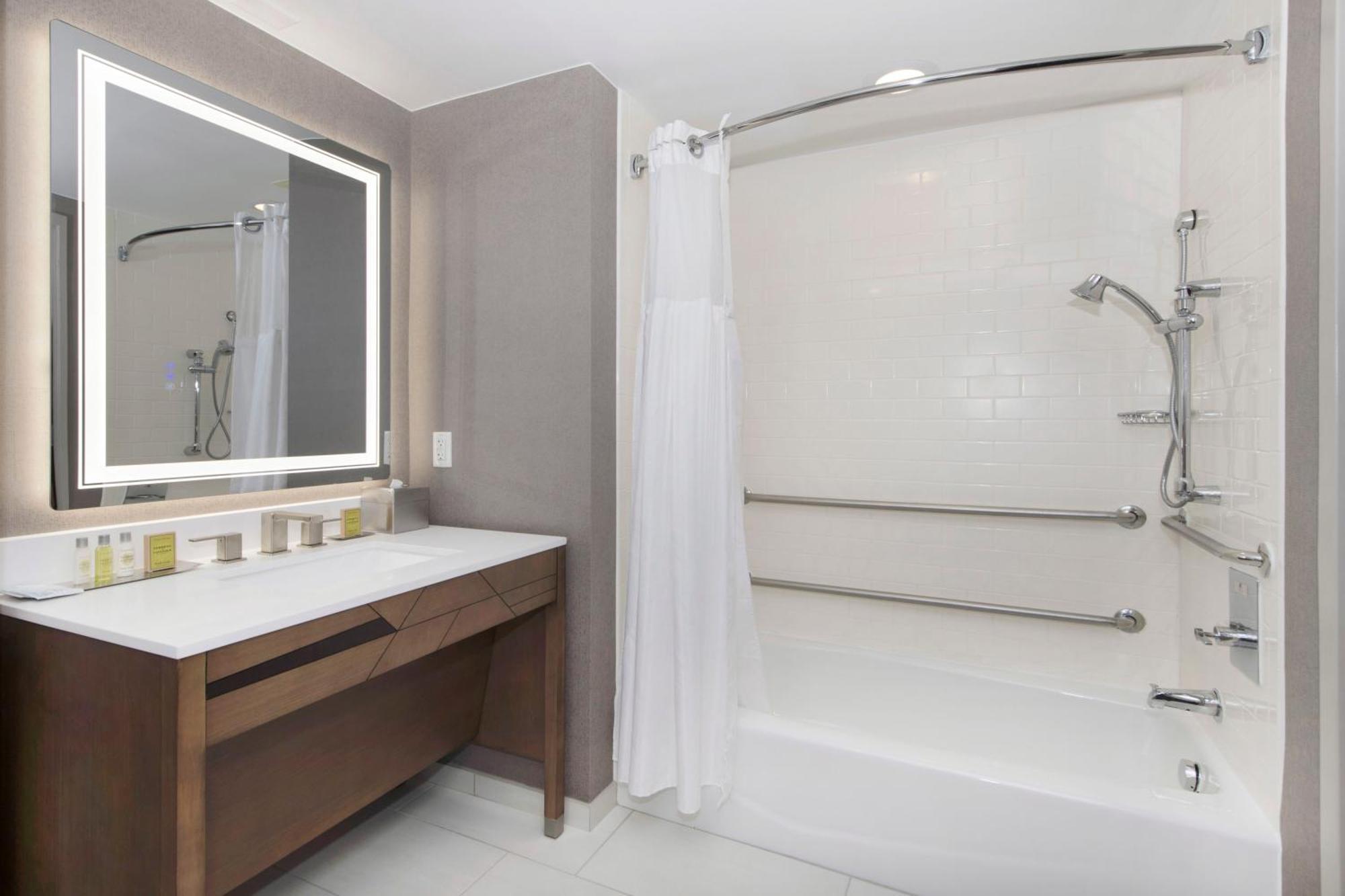 King Room with Accessible Tub - Mobility and Hearing Access/Non-Smoking