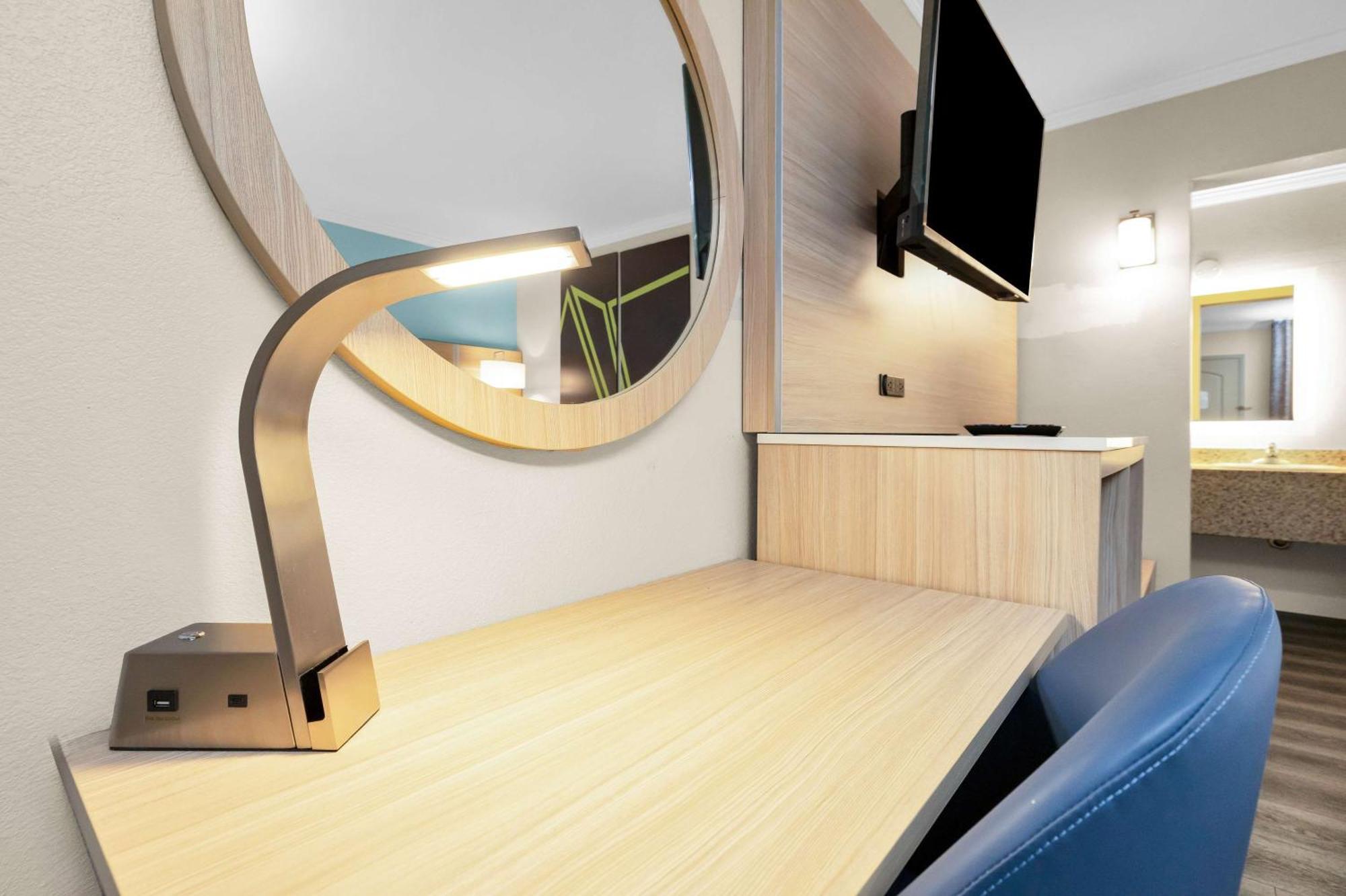 Queen Room with Roll-In Shower - Disability Access/Non-Smoking
