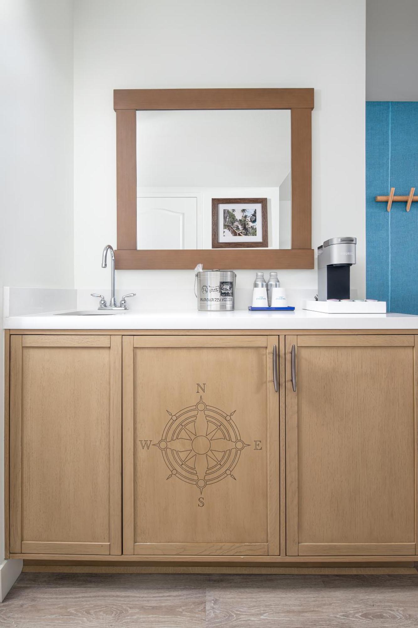 Suite de 40 metros cuadrados con cama extragrande y sofá cama .