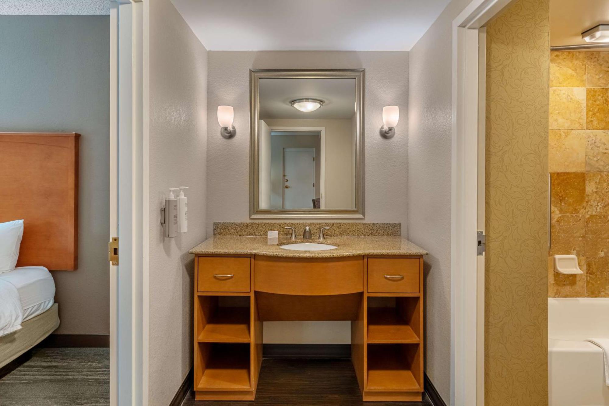 Suite de 1 dormitorio con cama extragrande y cocina
