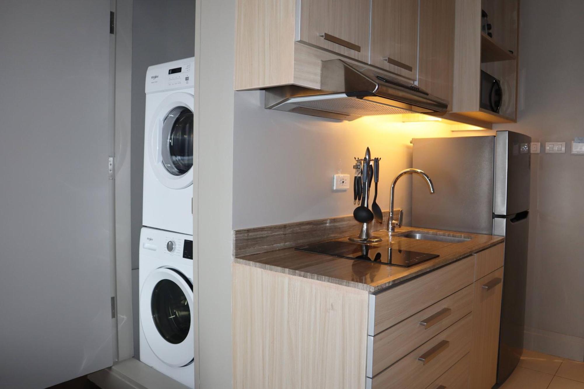 1 King Bed, One-Bedroom with Kitchenette and Living Area,1538270419:JPEG