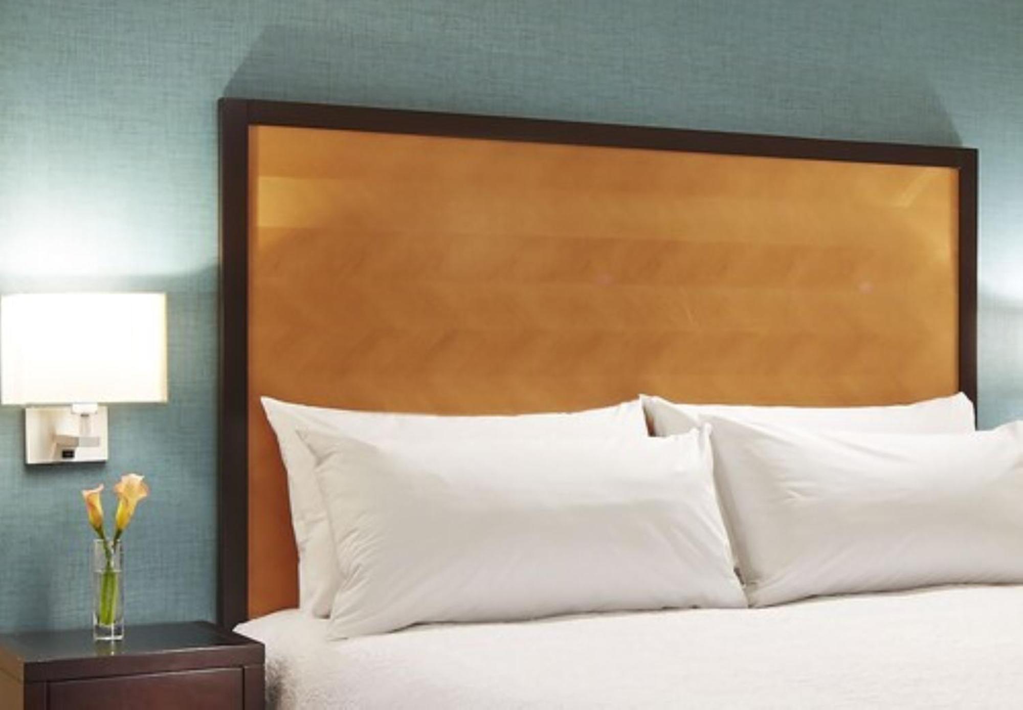 Habitación con cama extragrande.