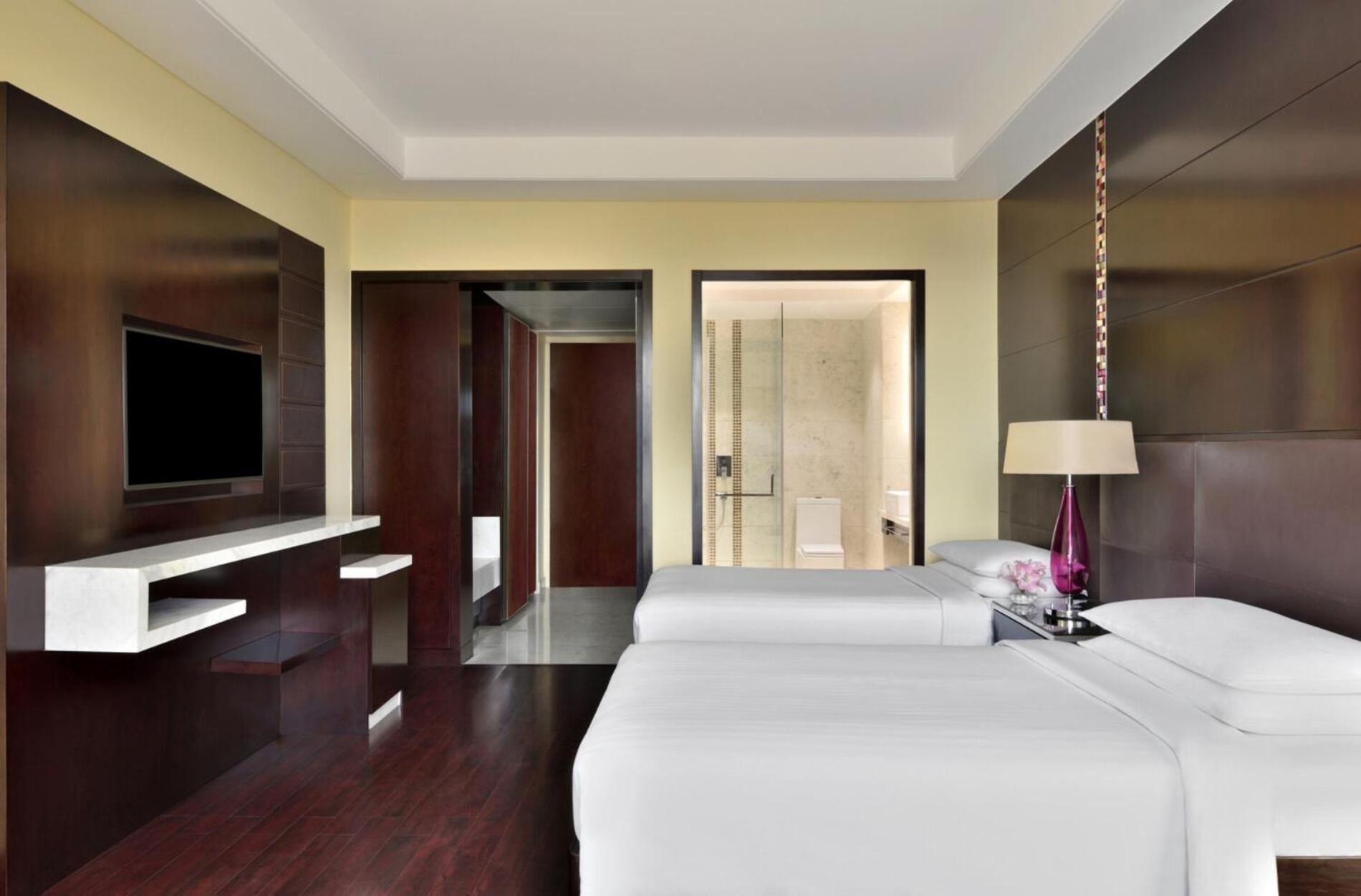 Executive Guest Twin Room with Bath Tub, Lounge Access, Buy one and get one beer on selected brands during 12PM – 6PM at Lounge 18,1549203190:JPEG