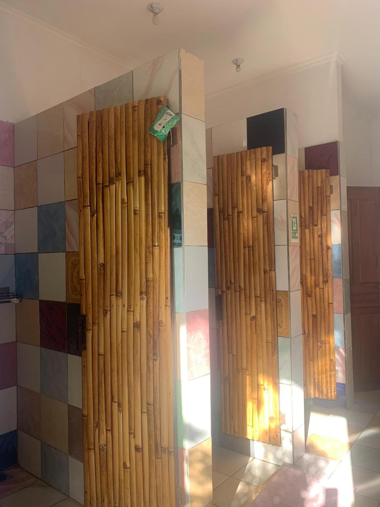 Tempat Tidur Susun di Kamar Asrama Campuran