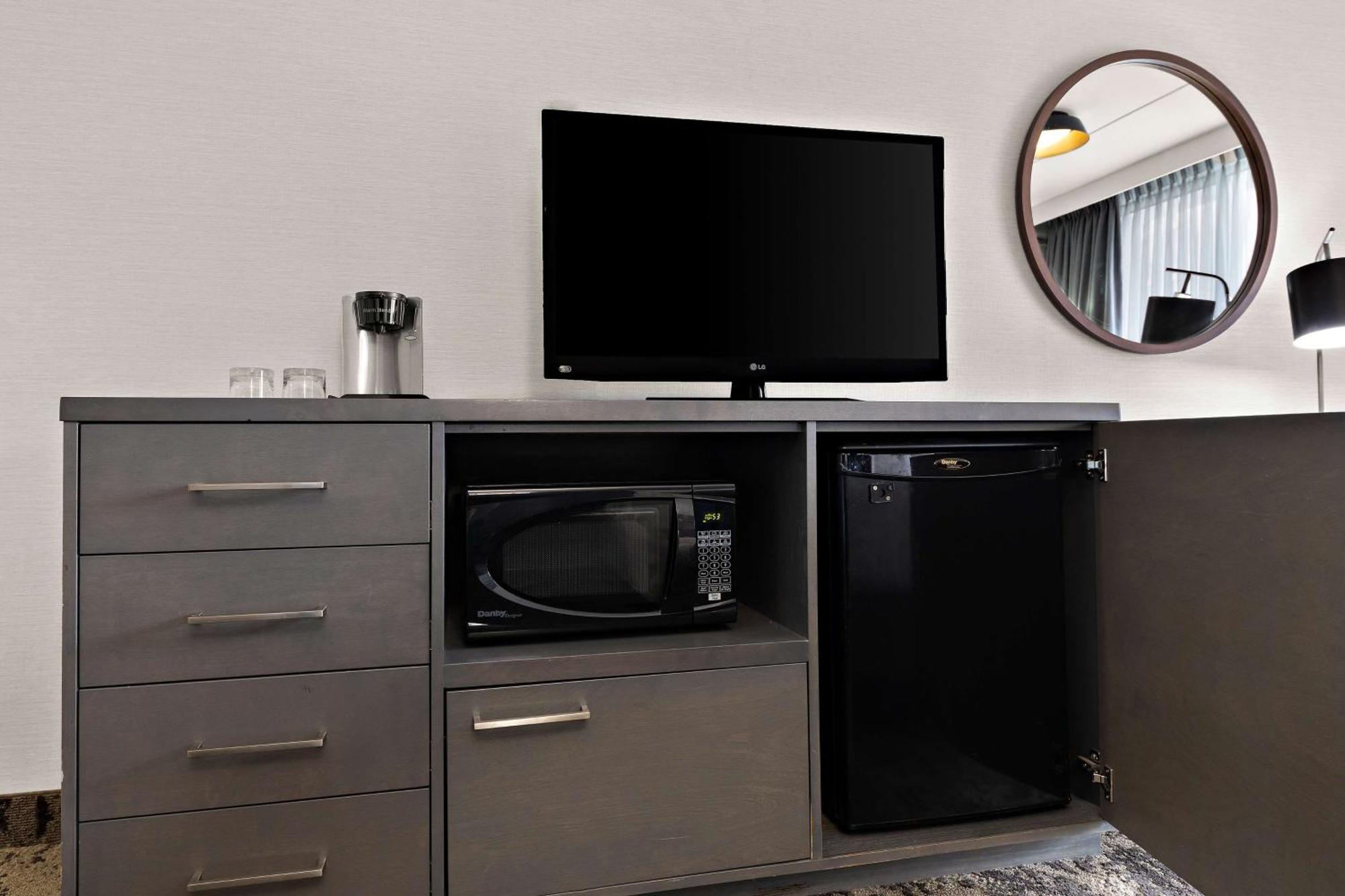 Chambre Lit King-Size avec Douche Accessible en Fauteuil Roulant - Adaptée aux Personnes à Mobilité Réduite/Non-Fumeurs