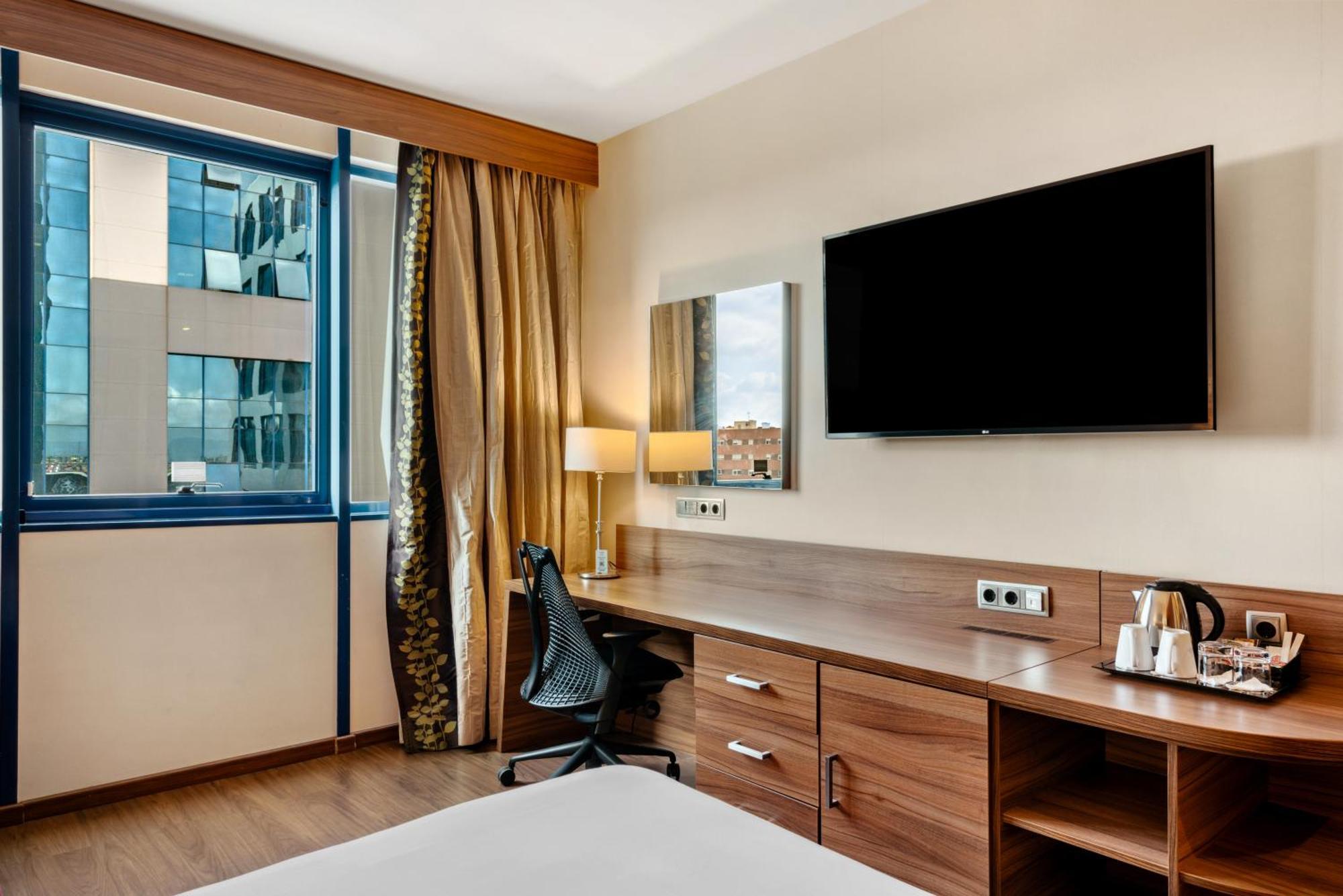 Queen Room,1758359568:JPEG