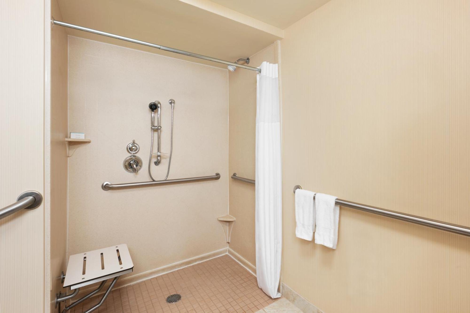 Quarto com Cama King-size e Banheiro Adaptado - Acessível para Hóspedes com Mobilidade Reduzida/Não Fumantes