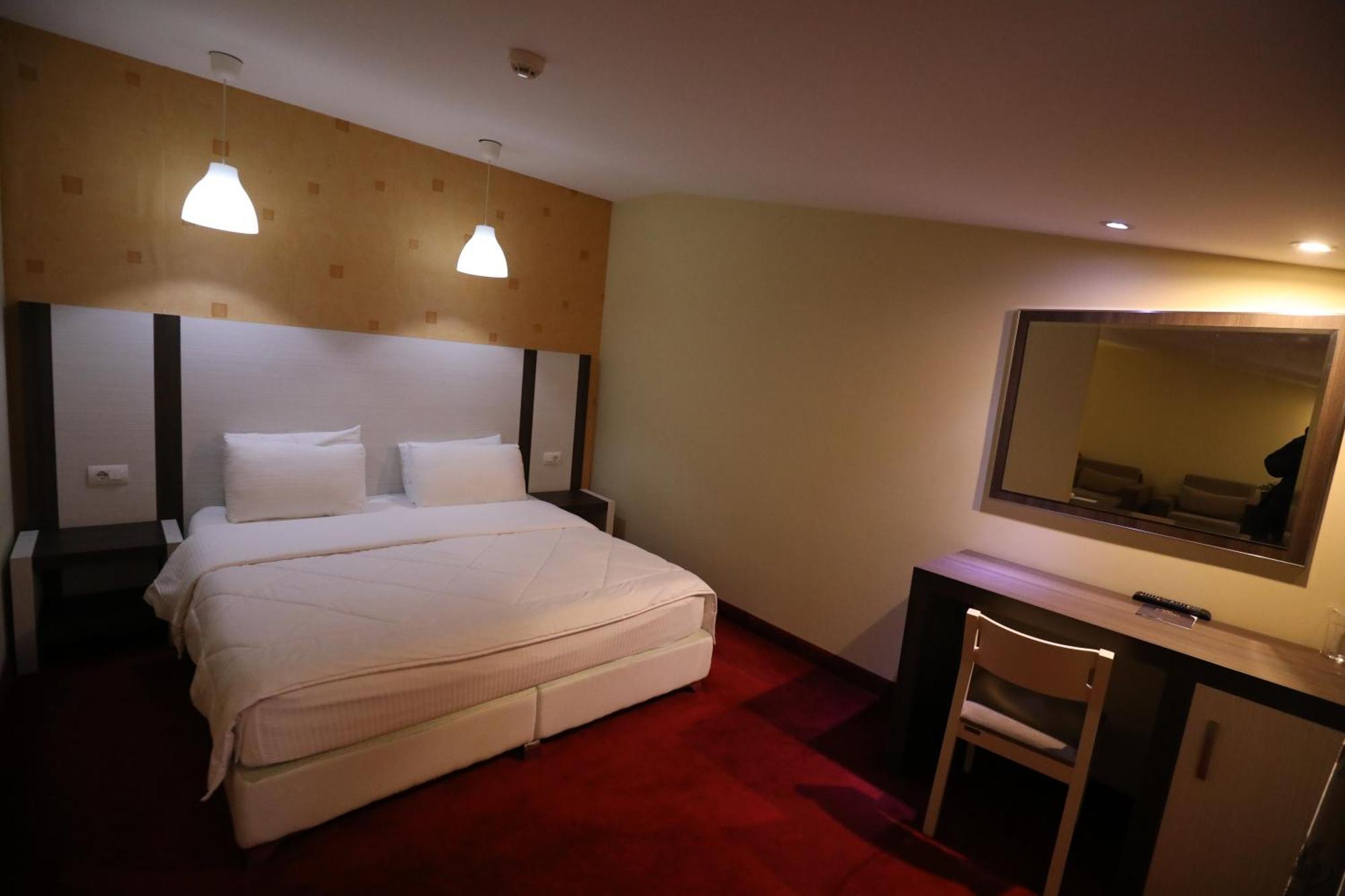 Deluxe Queen Suite