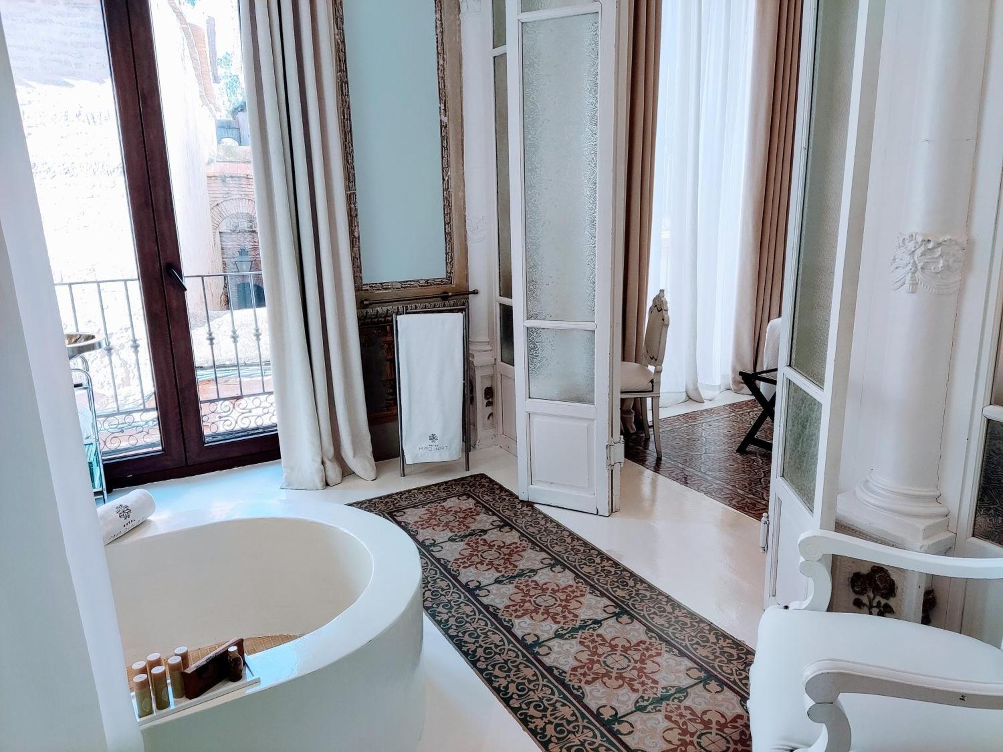 Deluxe Double Room Bath