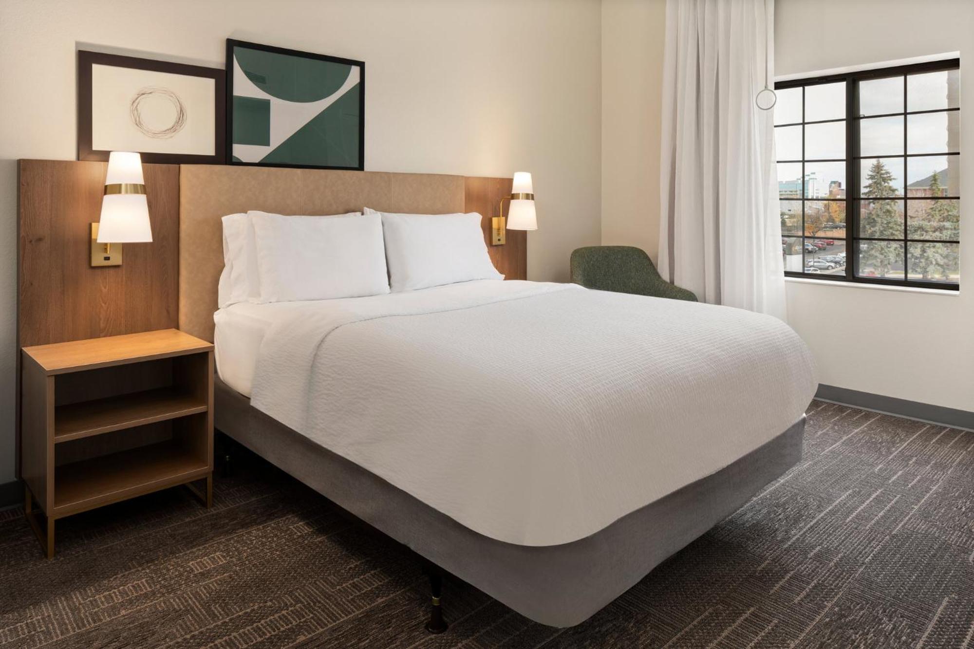 Queen Suite with Roll-In Shower - Disability Access