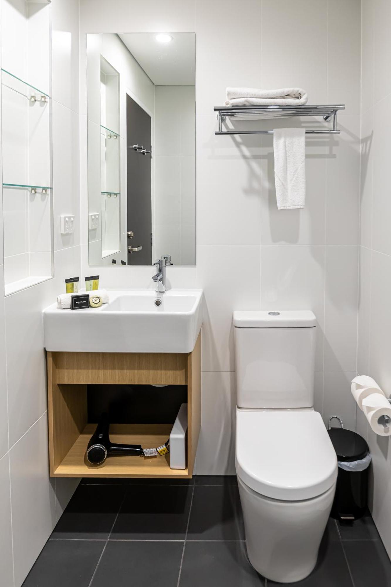 Micro Kamer met Queensize Bed en Balkon
