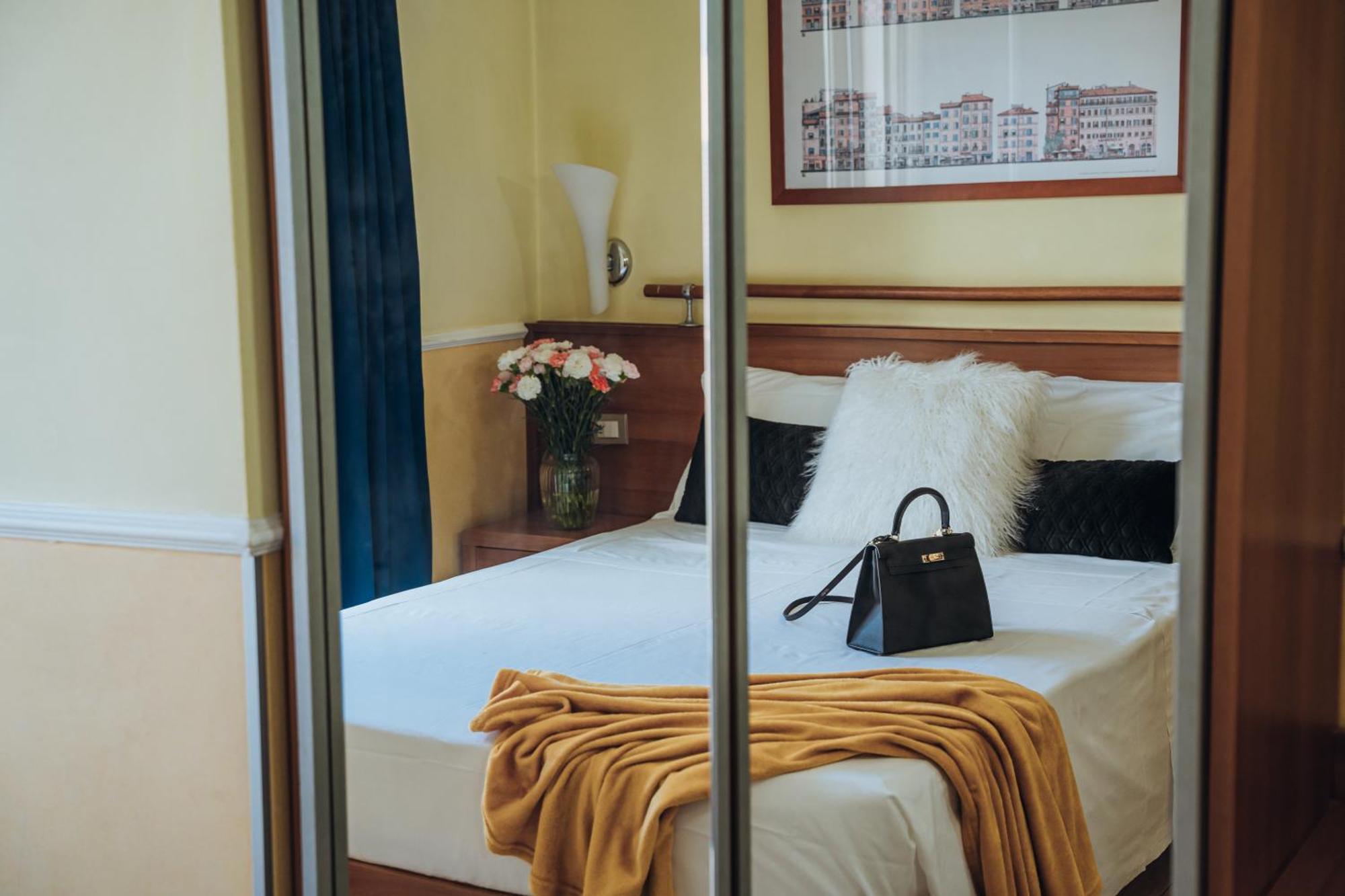 Smart Double Room with French Bed,1533011803:JPEG