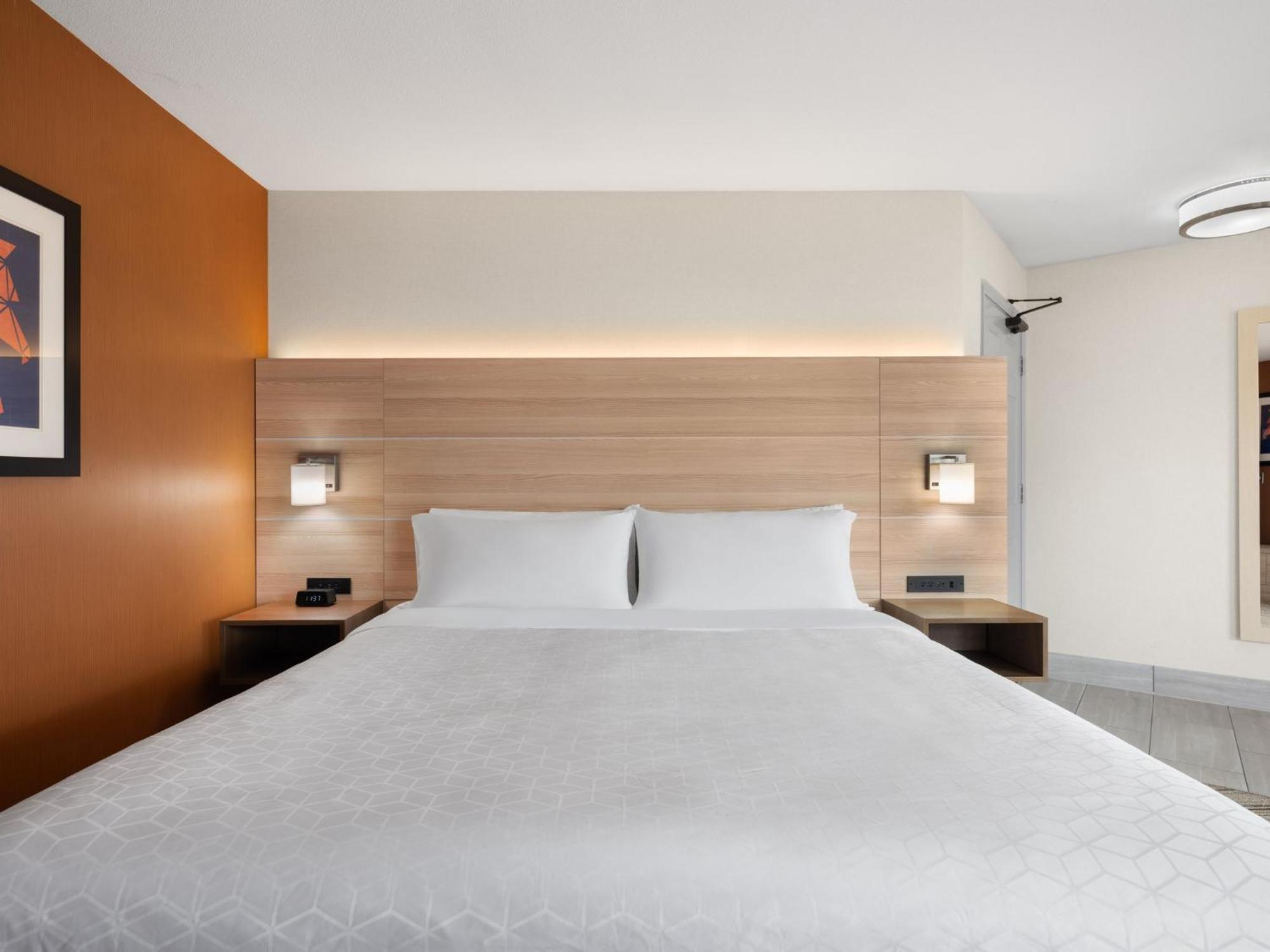 King Suite with Balcony - Communication Accessible