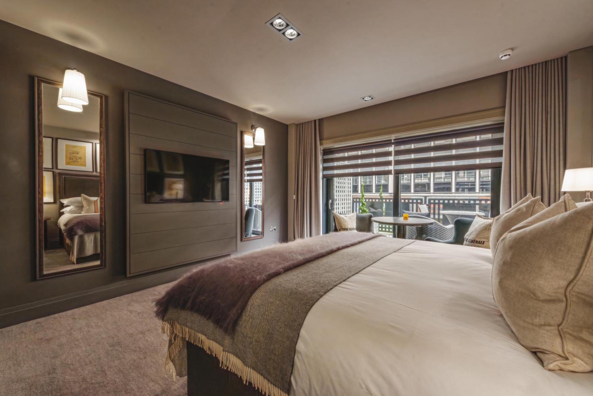 Habitación con cama extragrande y vistas al jardín