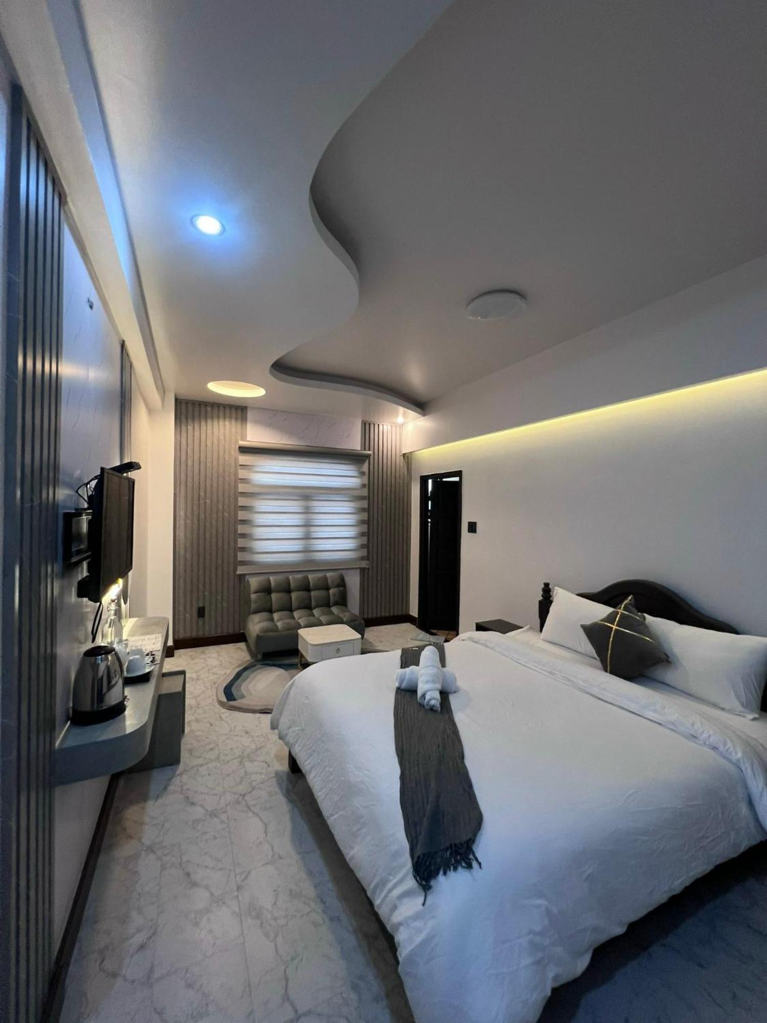 Deluxe King Room