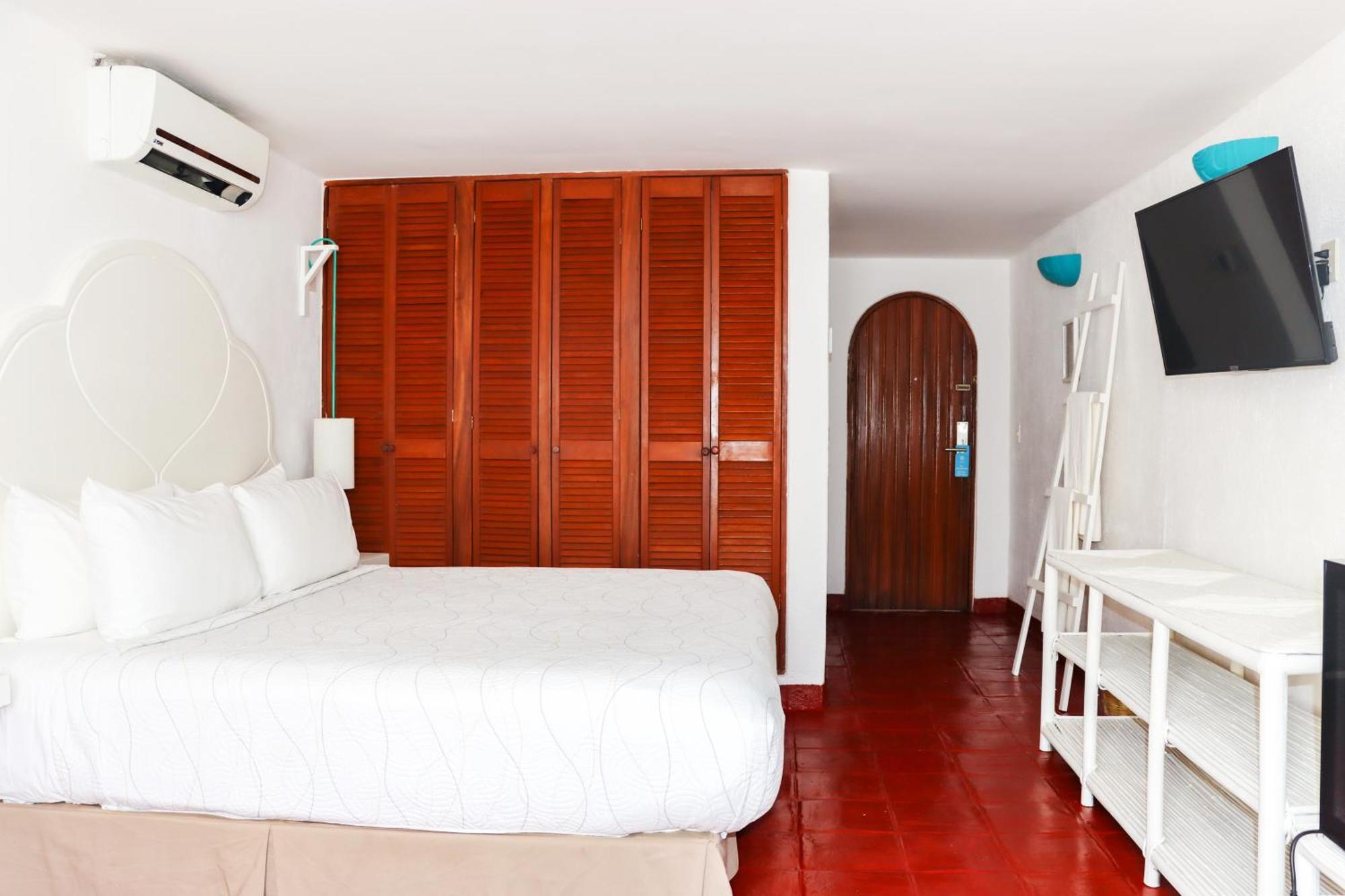 Habitación con cama extragrande y vistas a la piscina