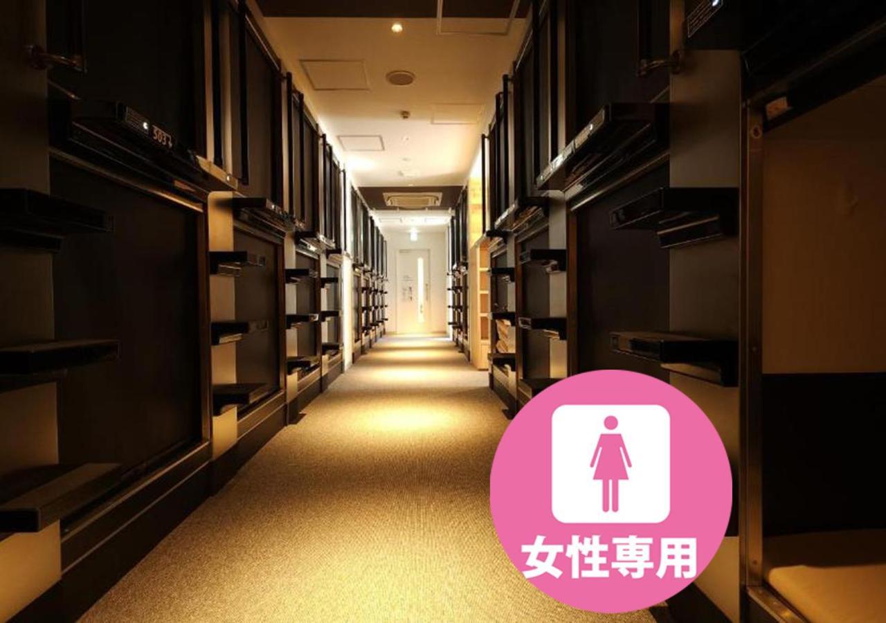 Woman Capsule Room - Upper Bed