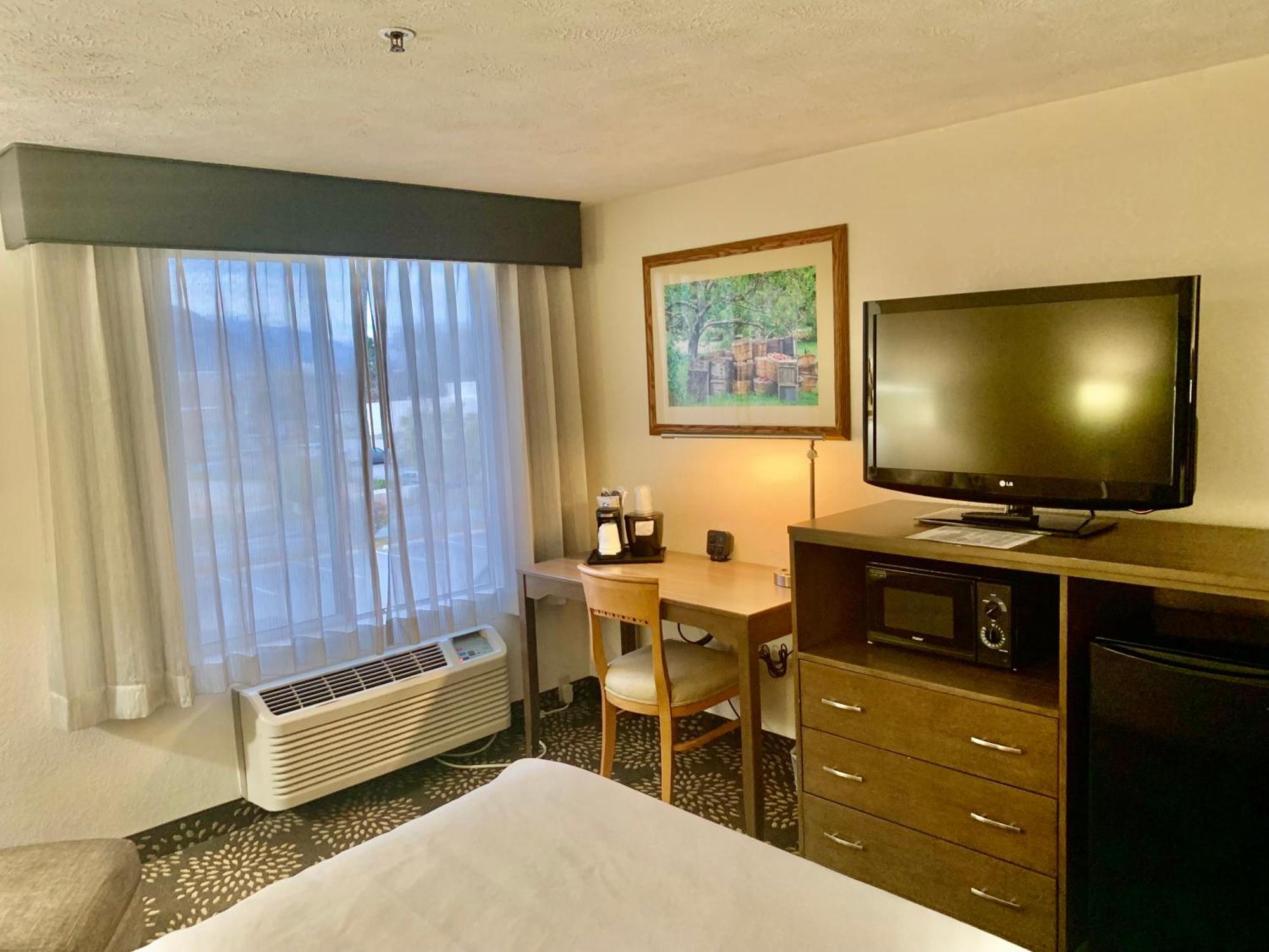 Queen Room - Non Smoking/Interior Hall