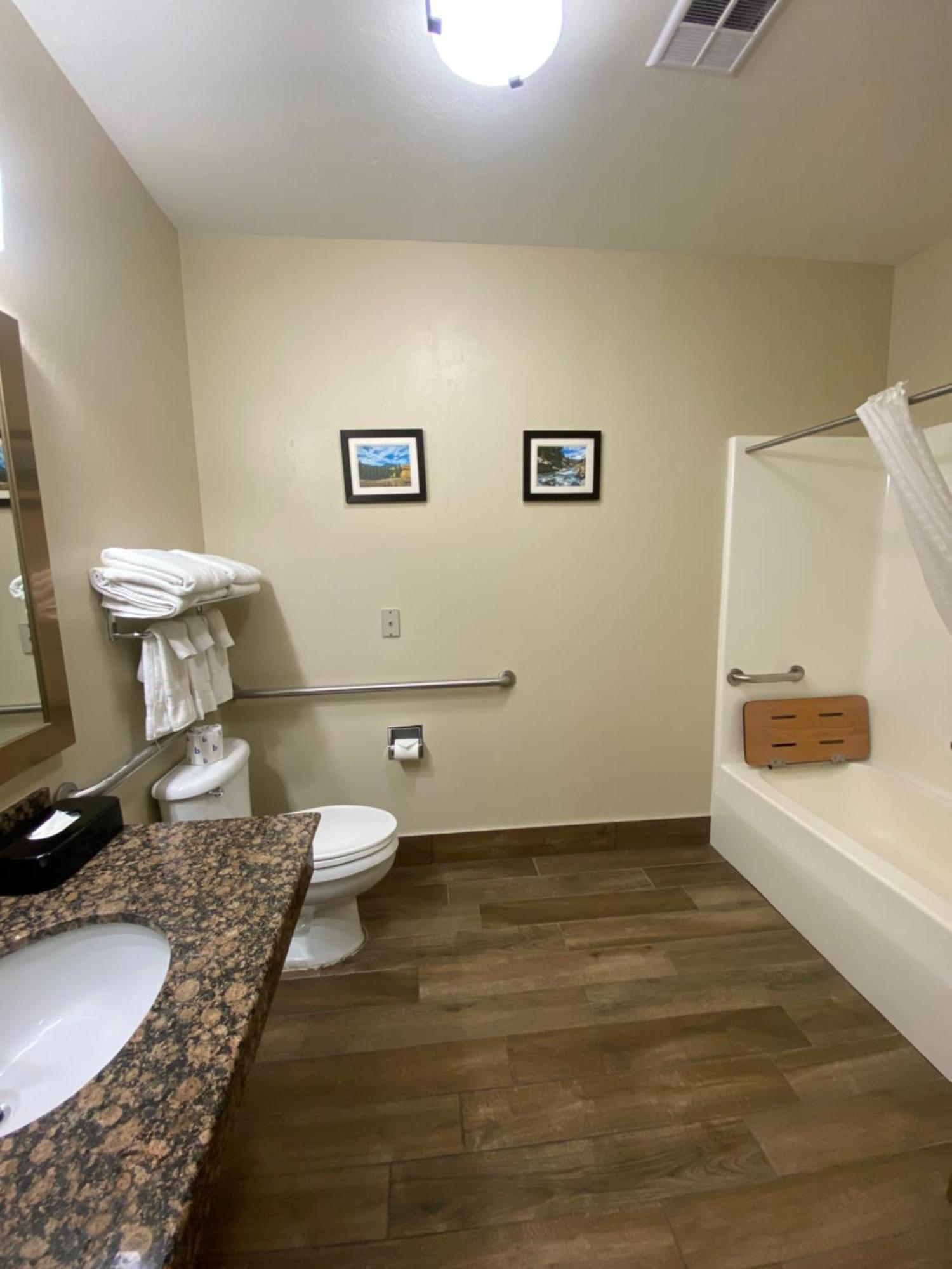 Queen Room - Accessible/Nonsmoking