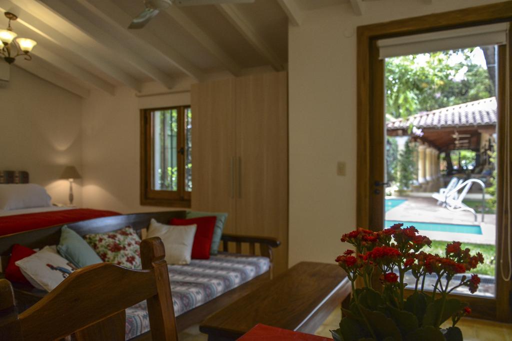 Suite con cama extragrande y vistas a la piscina