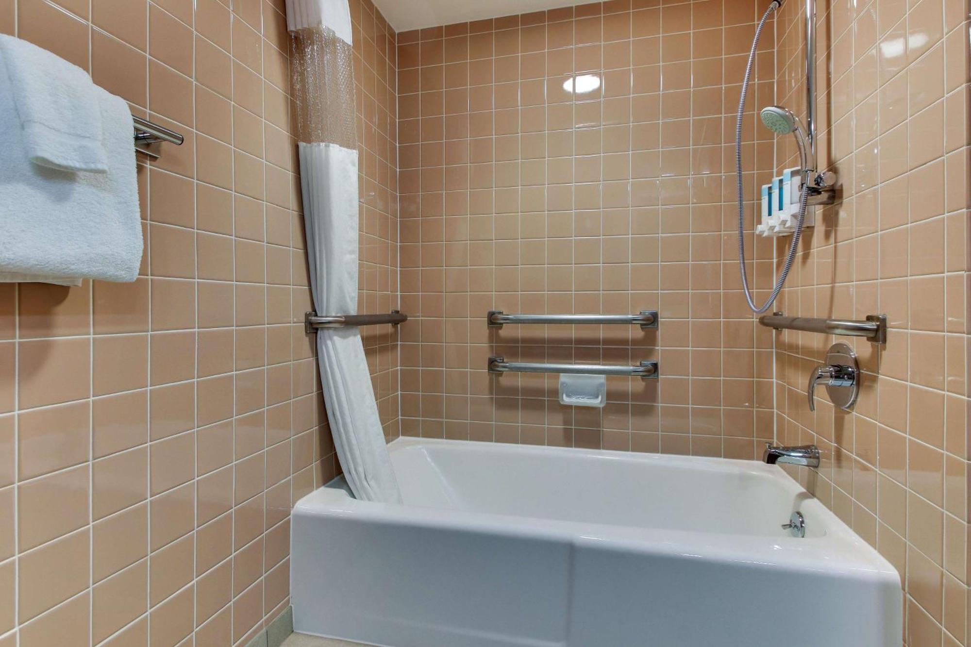Deluxe Queen Room with Two Queen Beds - Accessible, Tub