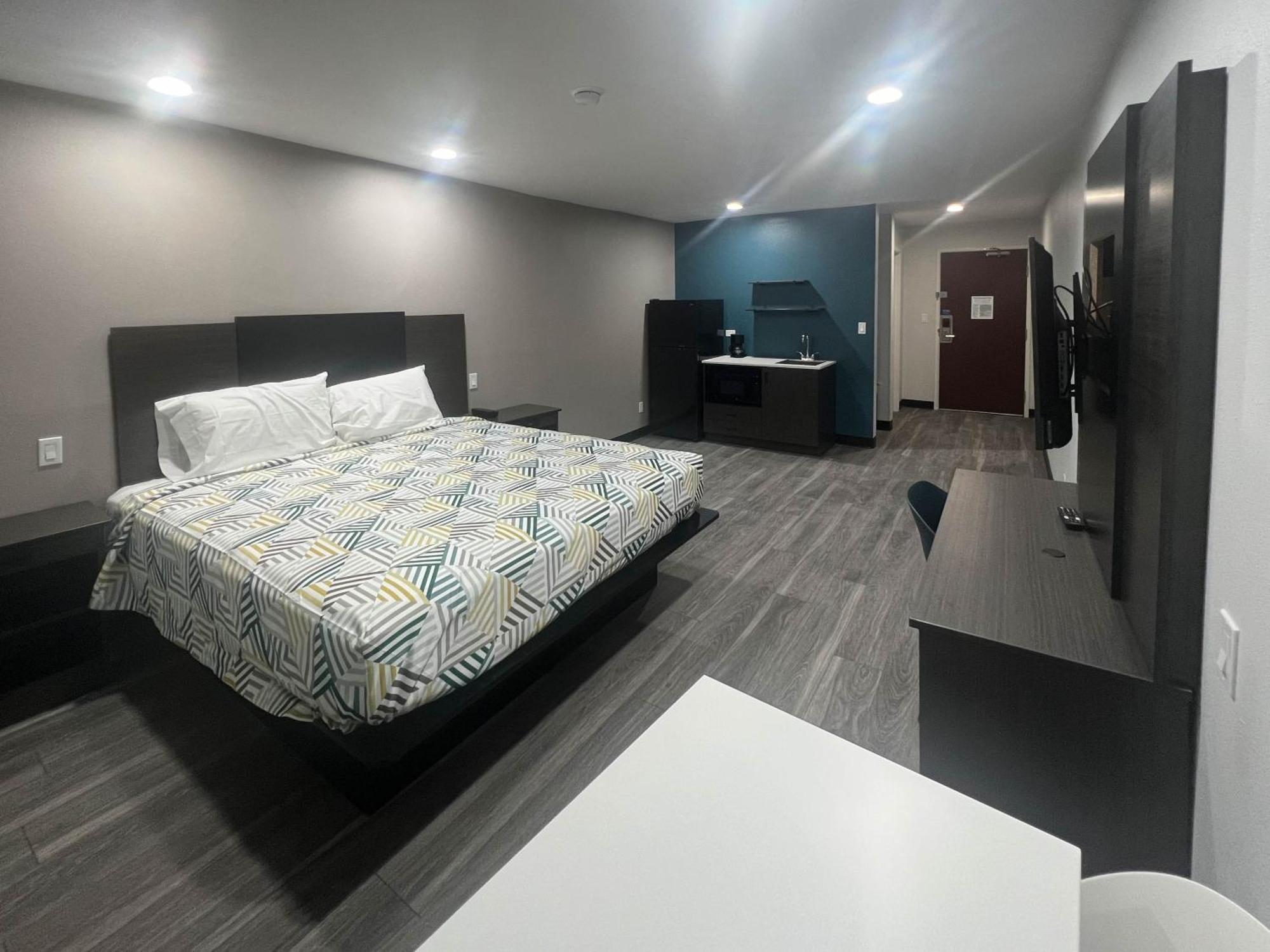 King Room - Disability Access - Non-Smoking