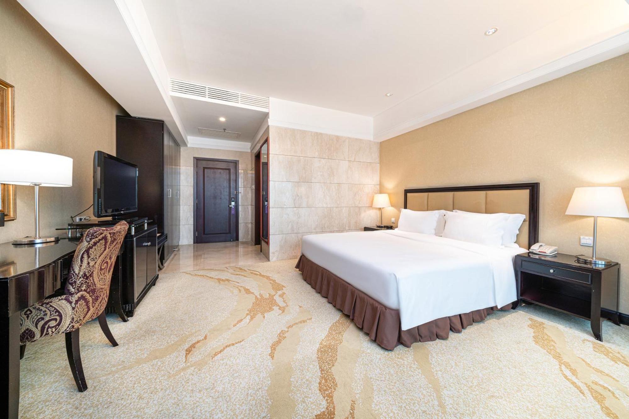 Superior King Room with City View