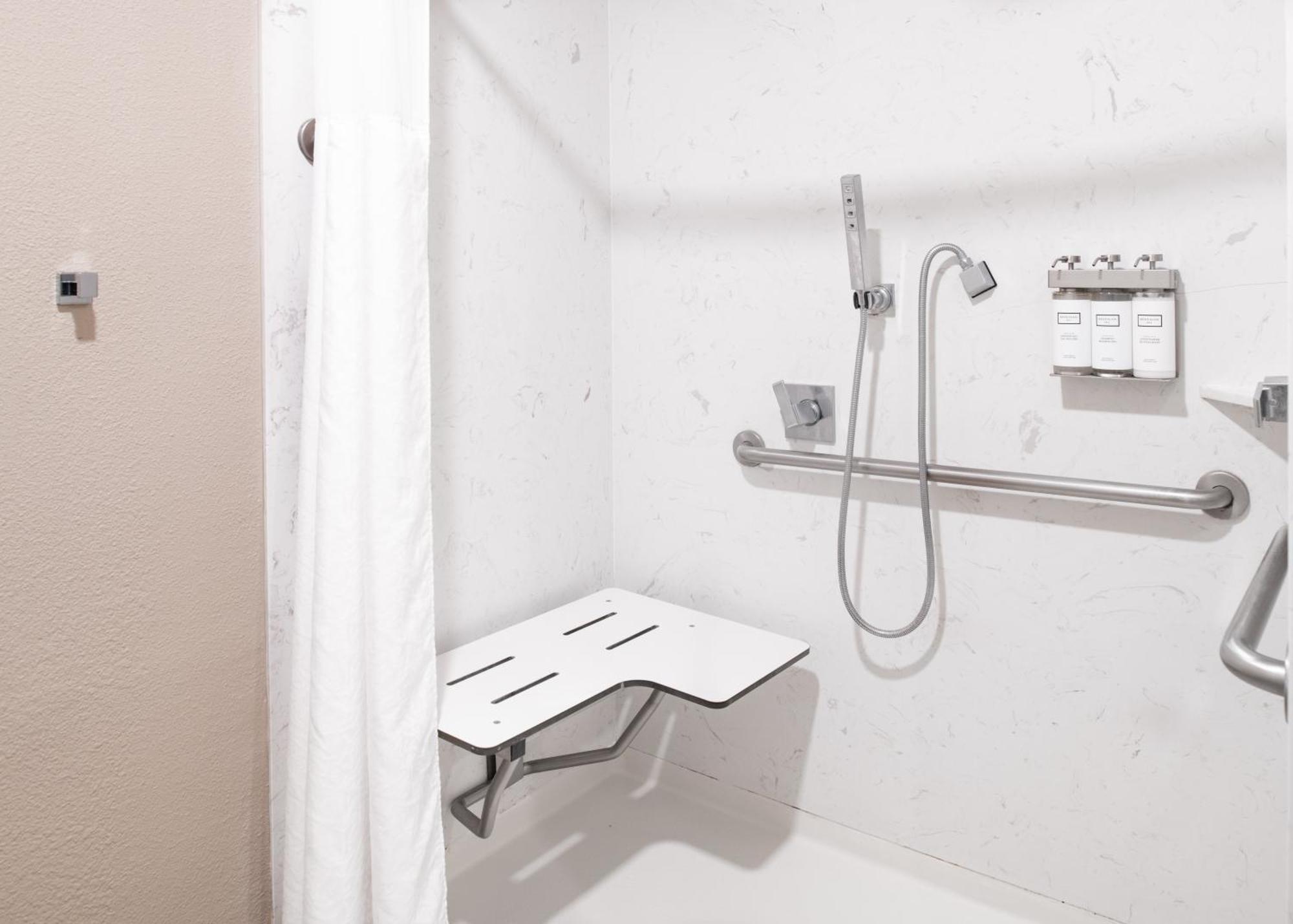 Chambre Lit King-Size - Accessible aux Personnes à Mobilité Réduite