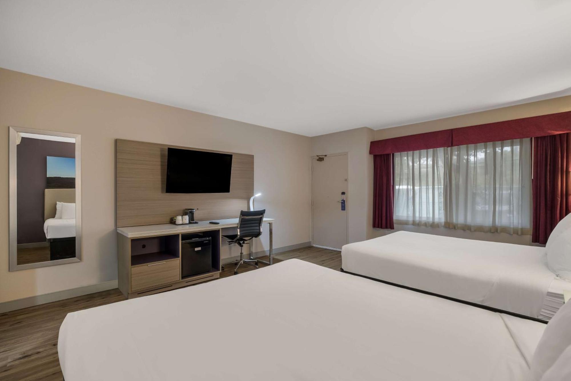 Deluxe Queen Room with Two Queen Beds - Non-Smoking