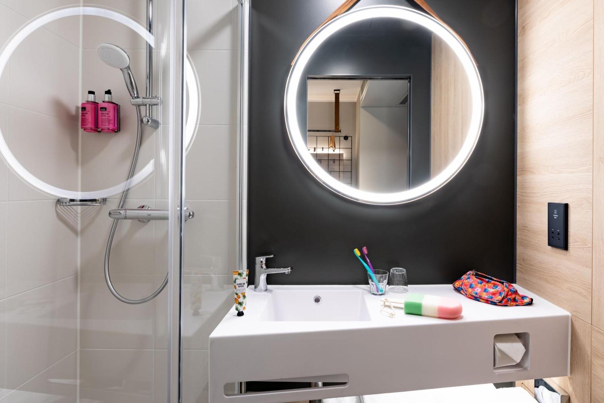 Moxy Twin Room