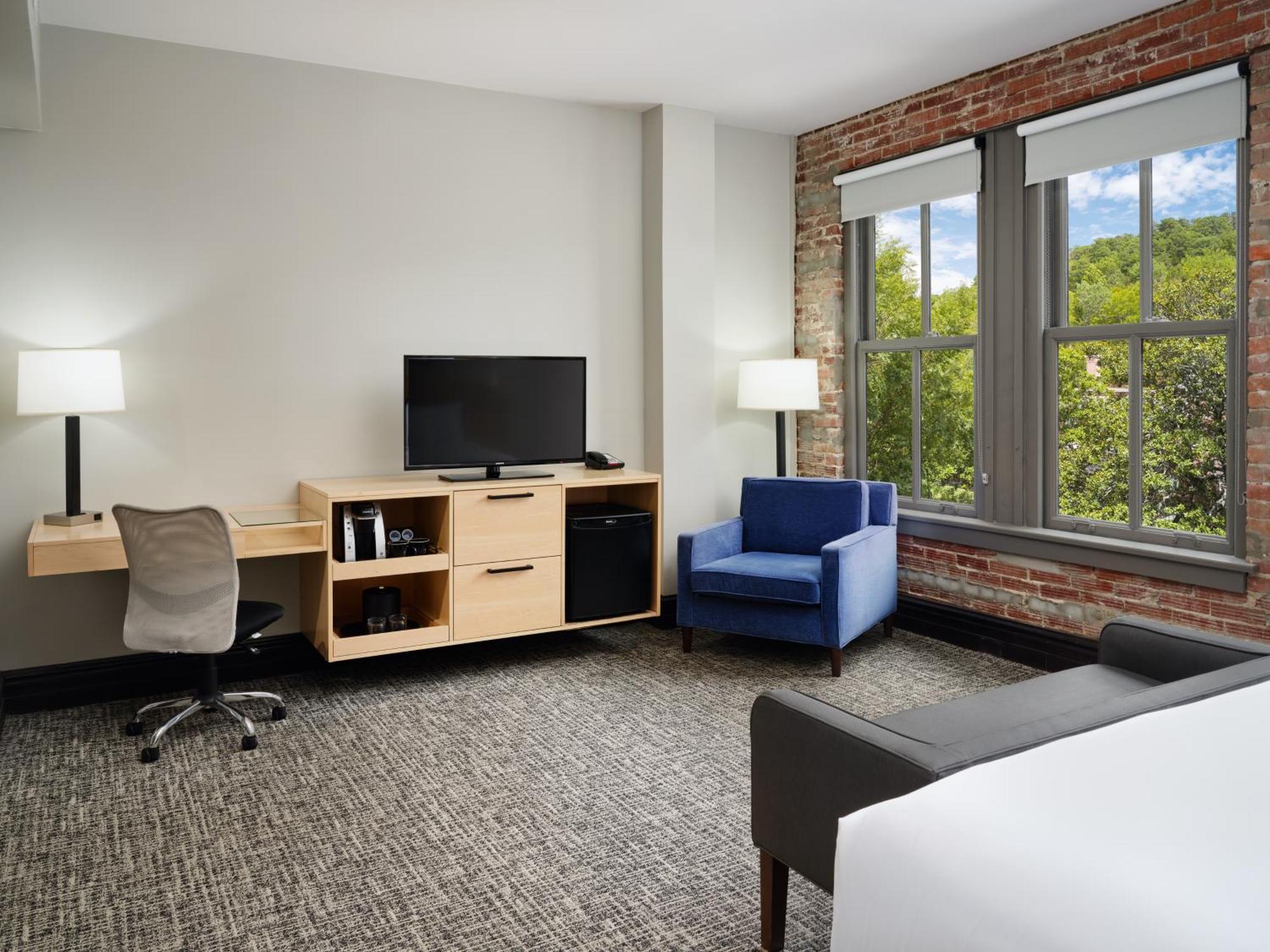 King Room with Accessible Tub - Mobility Access