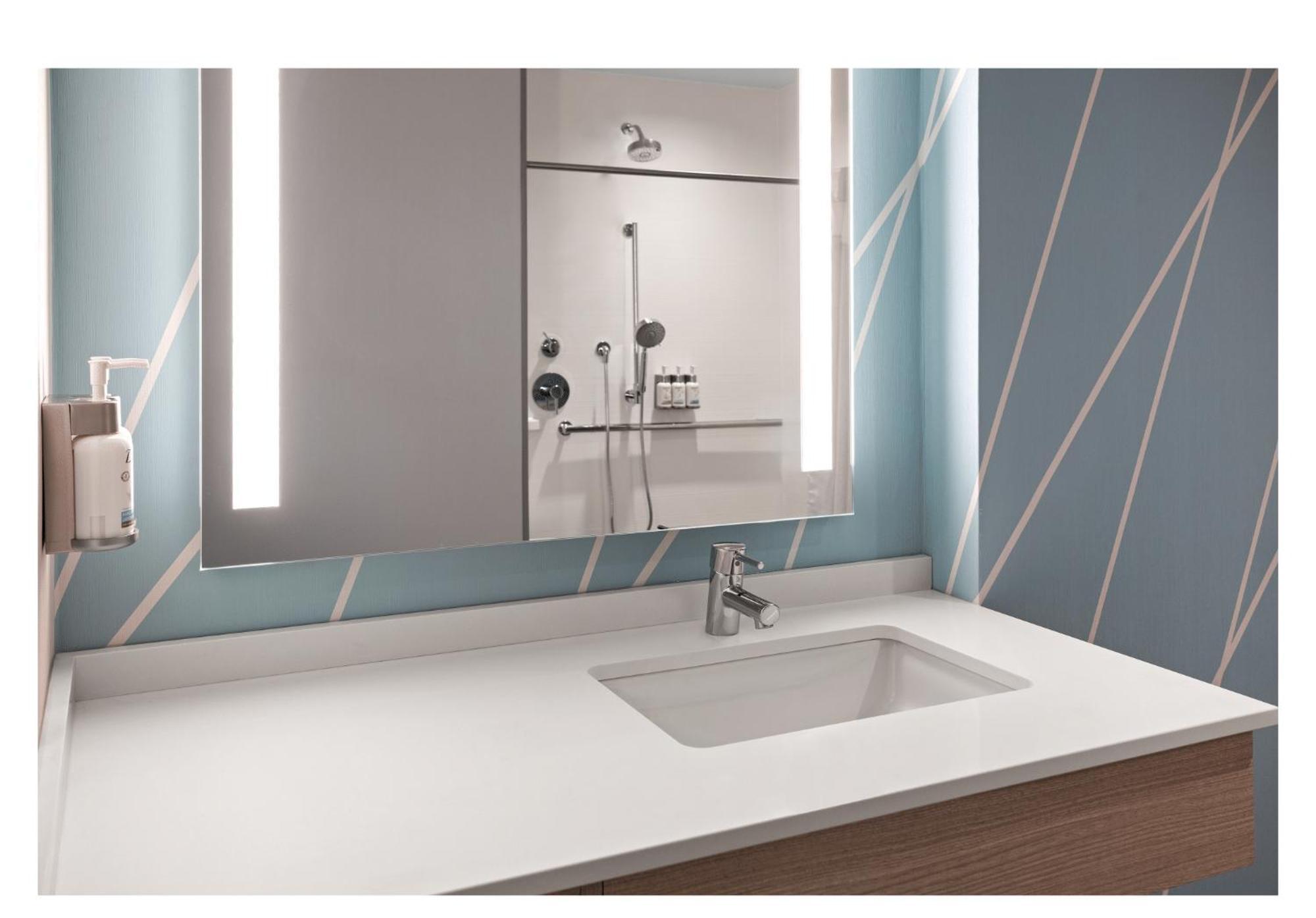 Habitación con cama extragrande y ducha a ras de suelo adaptada para personas con discapacidad auditiva - No fumadores