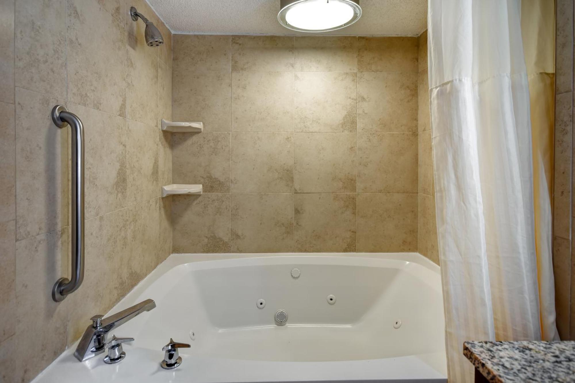 King Suite with Whirlpool - Non-Smoking
