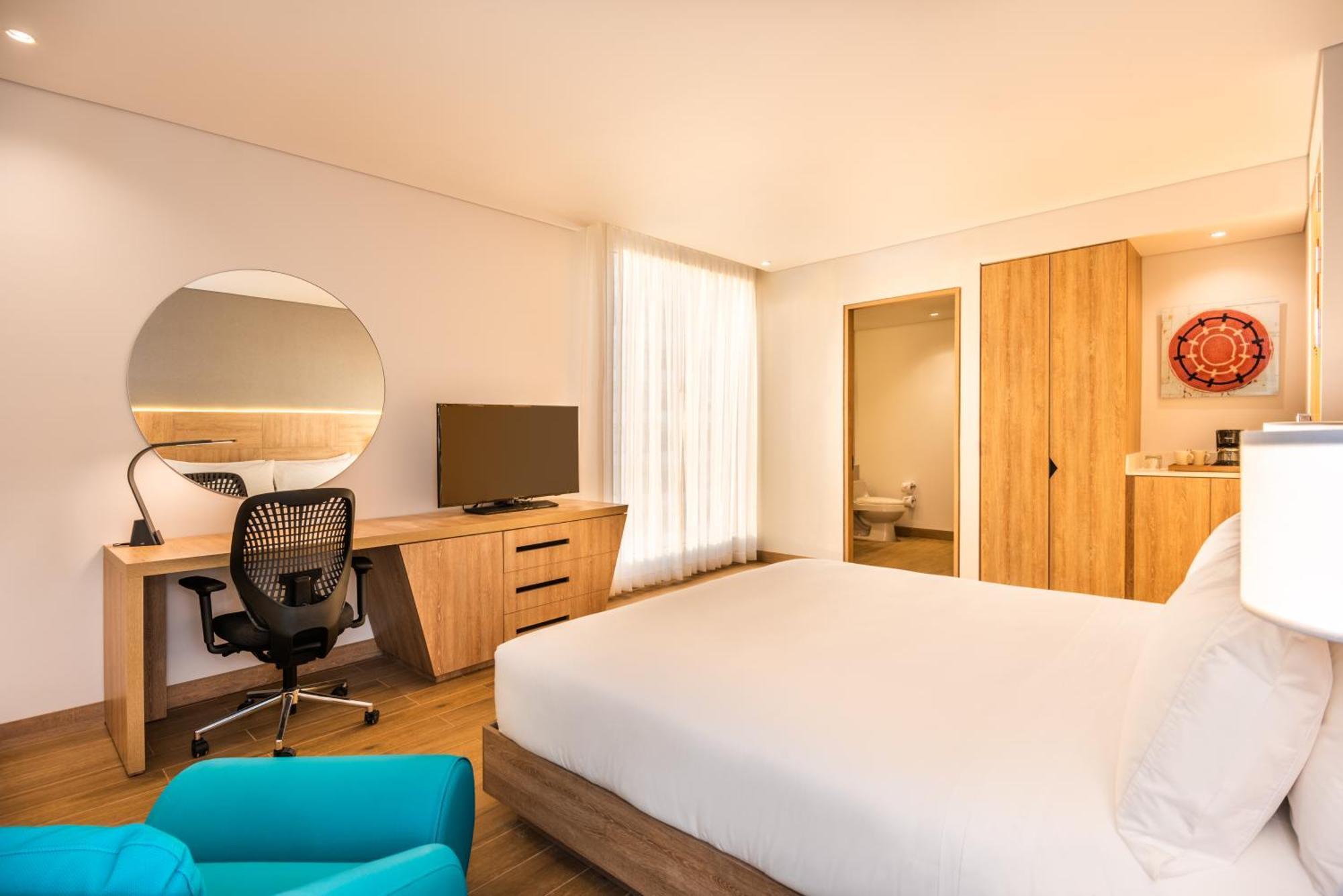 King Room with Roll-In Shower - Mobility Access
