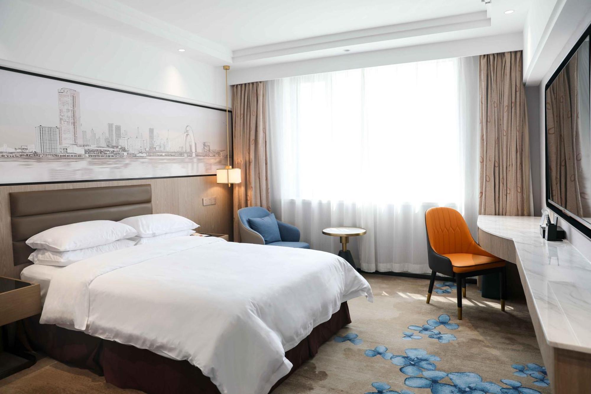 Elegant River View Room（Queen Bed）
