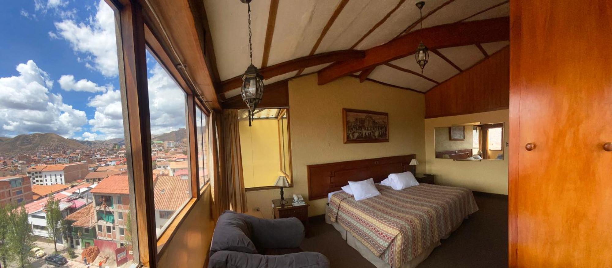 Habitación con cama grande