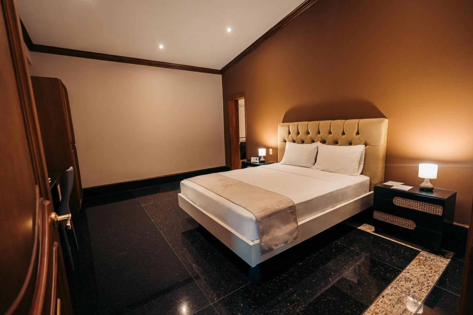 Standard Queen Room