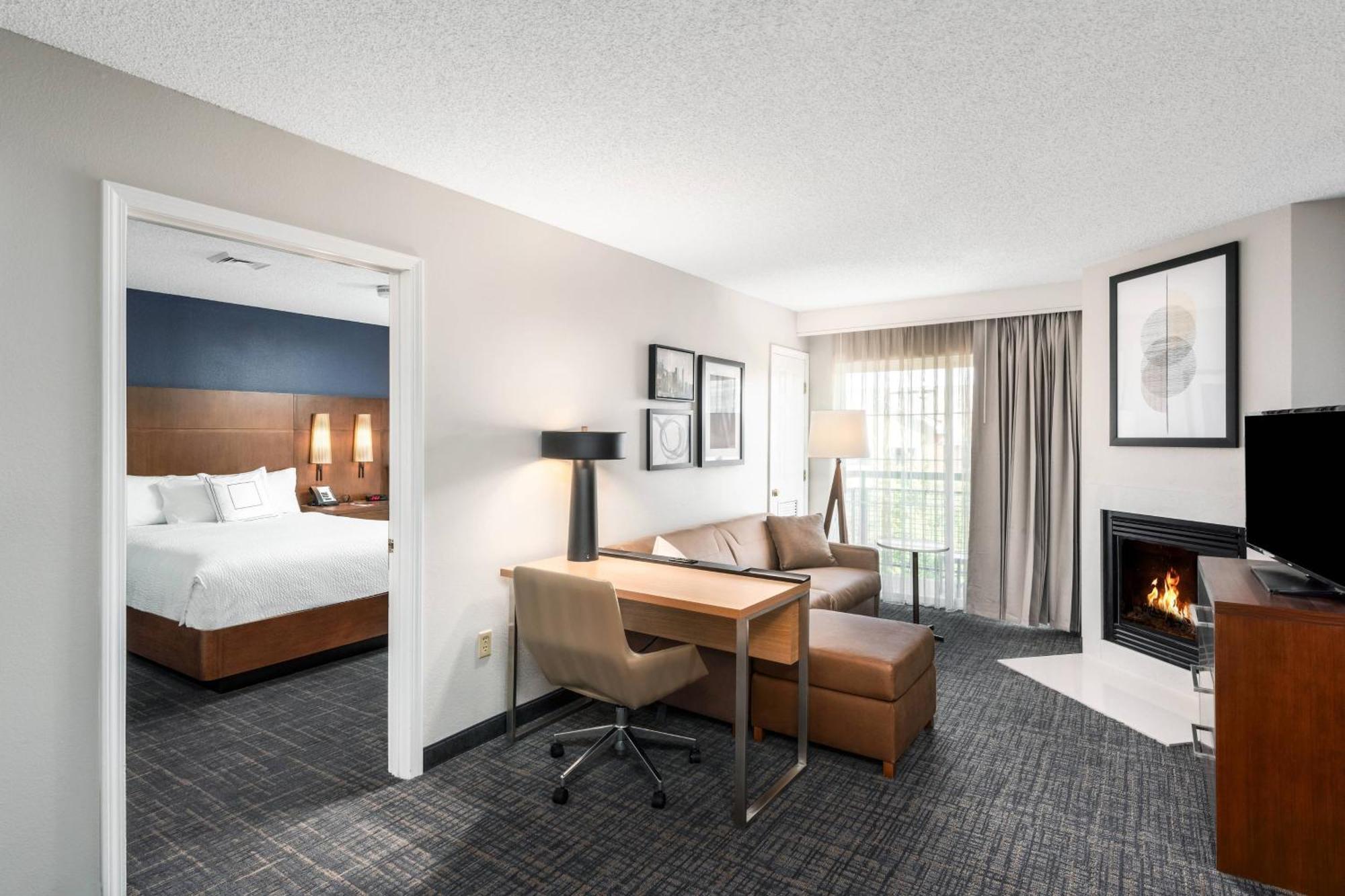 Two Bedroom Suite 1 King Bed 2 Queen Beds a Sofa bed